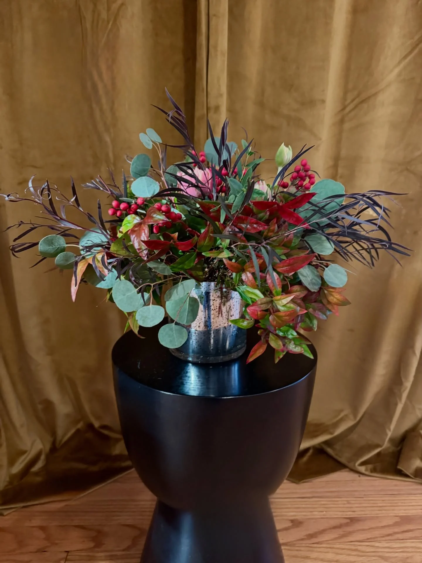 Challenged myself to forage for berries and greenery around the farm, even though most of the plants are sleeping! Nandina and holly berries for the win! These went to @heliaglow today.

#towsonflorist #rolandparkflorist #baltimoreflorist #farmerflor