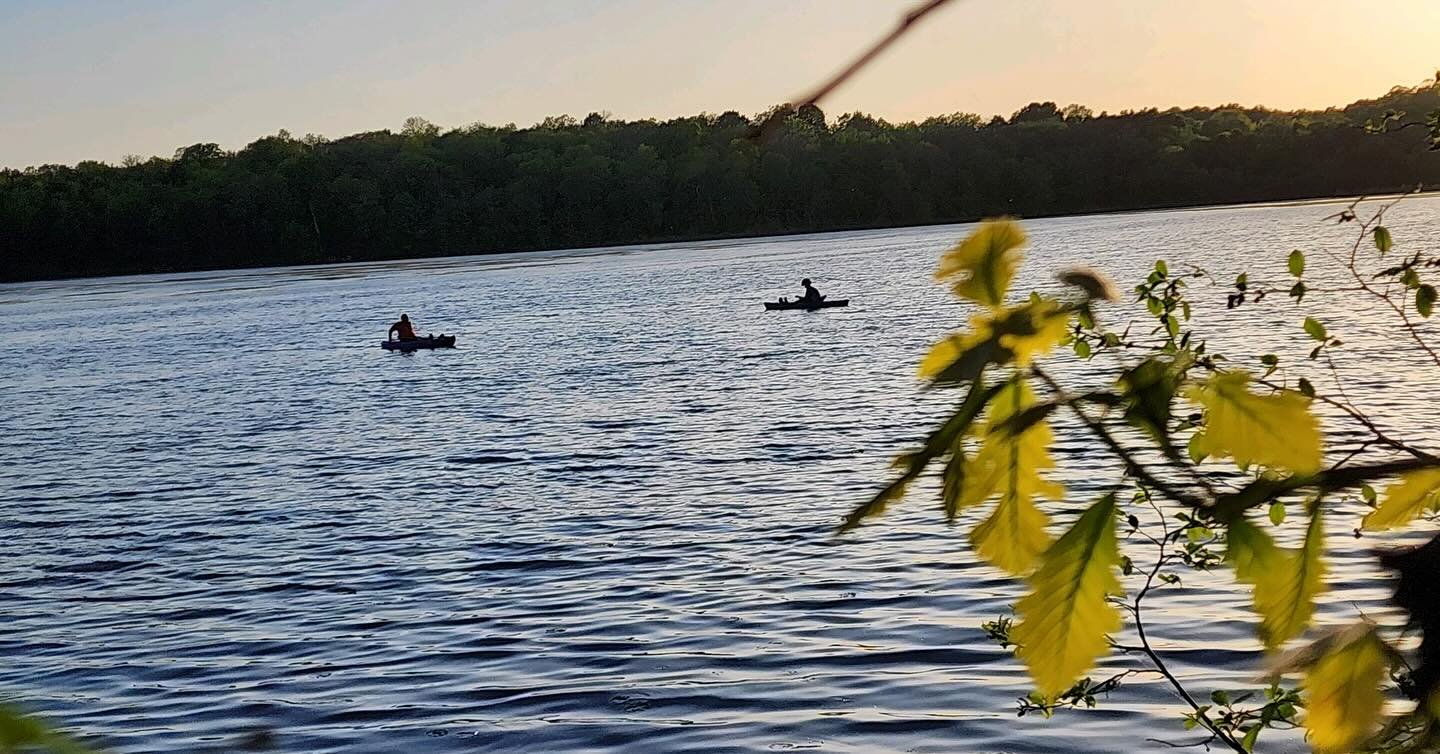 Kayaks are in! Exploring our quiet little lake from these lil boats is the best. Rumor has it that our lake is great for fishing! We&rsquo;re connected to Toby Creek, which is a Class I trout stream.

#airbnb #exploreminnesota #travelwi #wisconsin #a