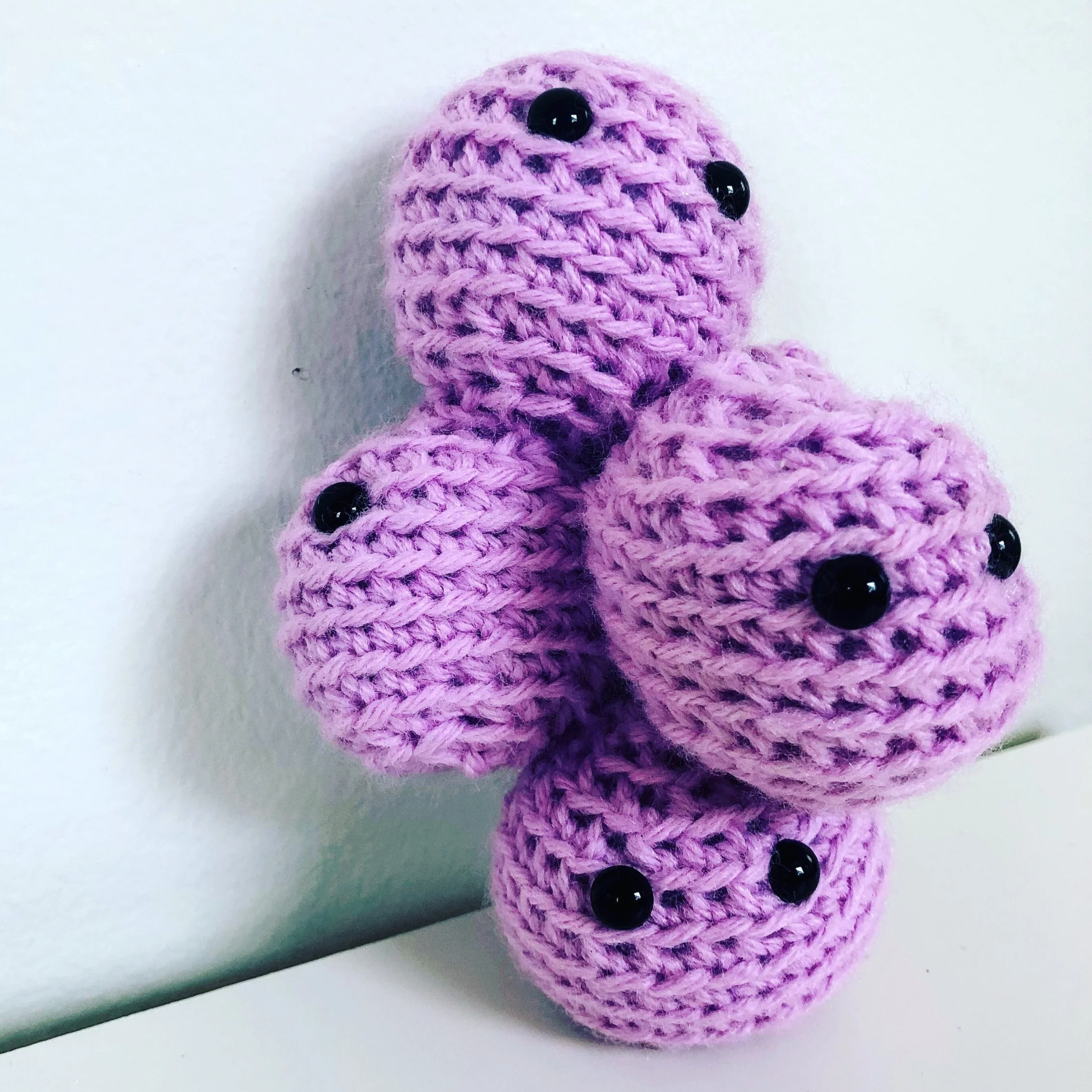 A cluster of 4 purple Staphylococcus crochet microbes