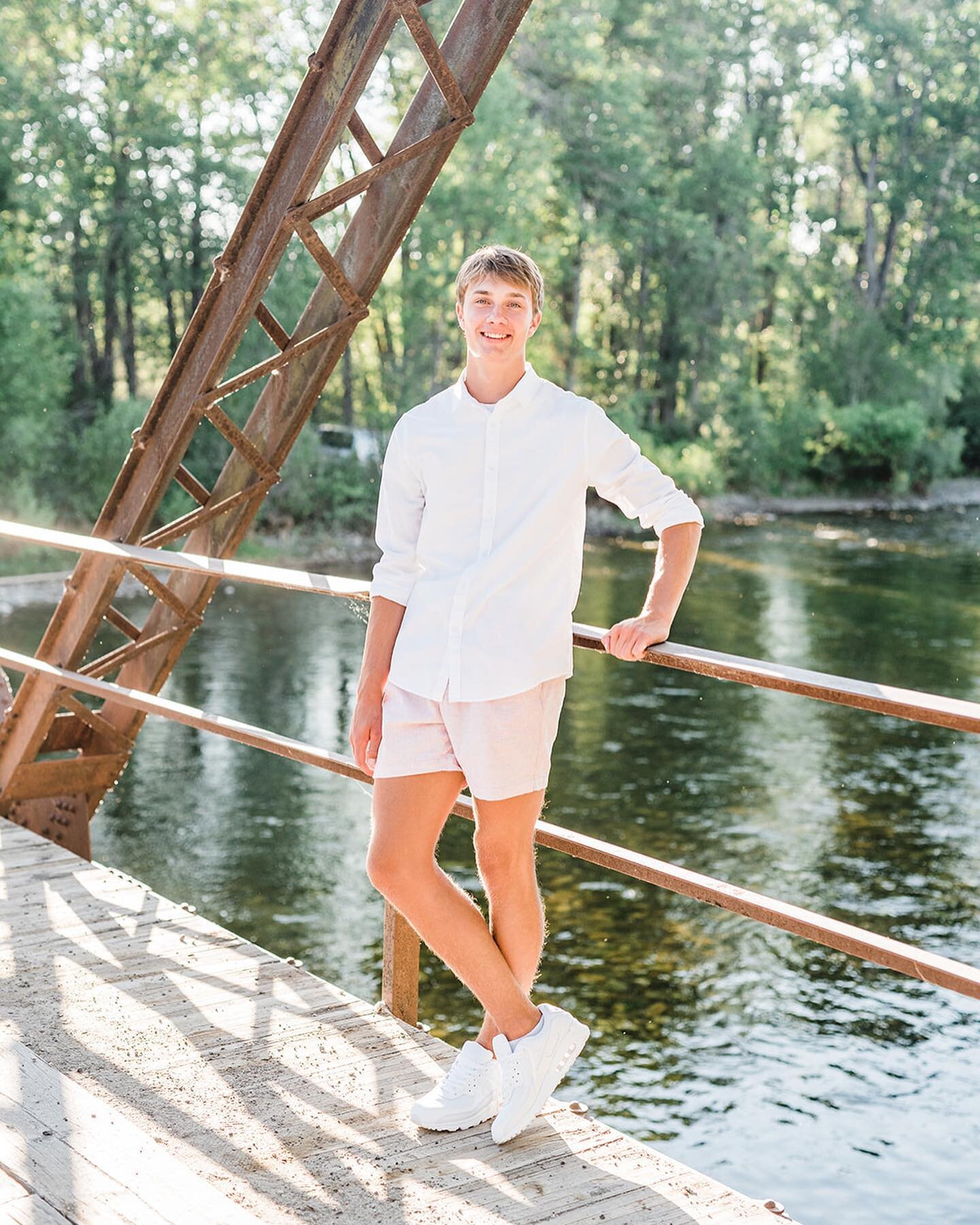 I don't often shoot seniors anymore but when I do, I love it! A fun evening in a few of this senior's favorite spots around Bozeman ✨