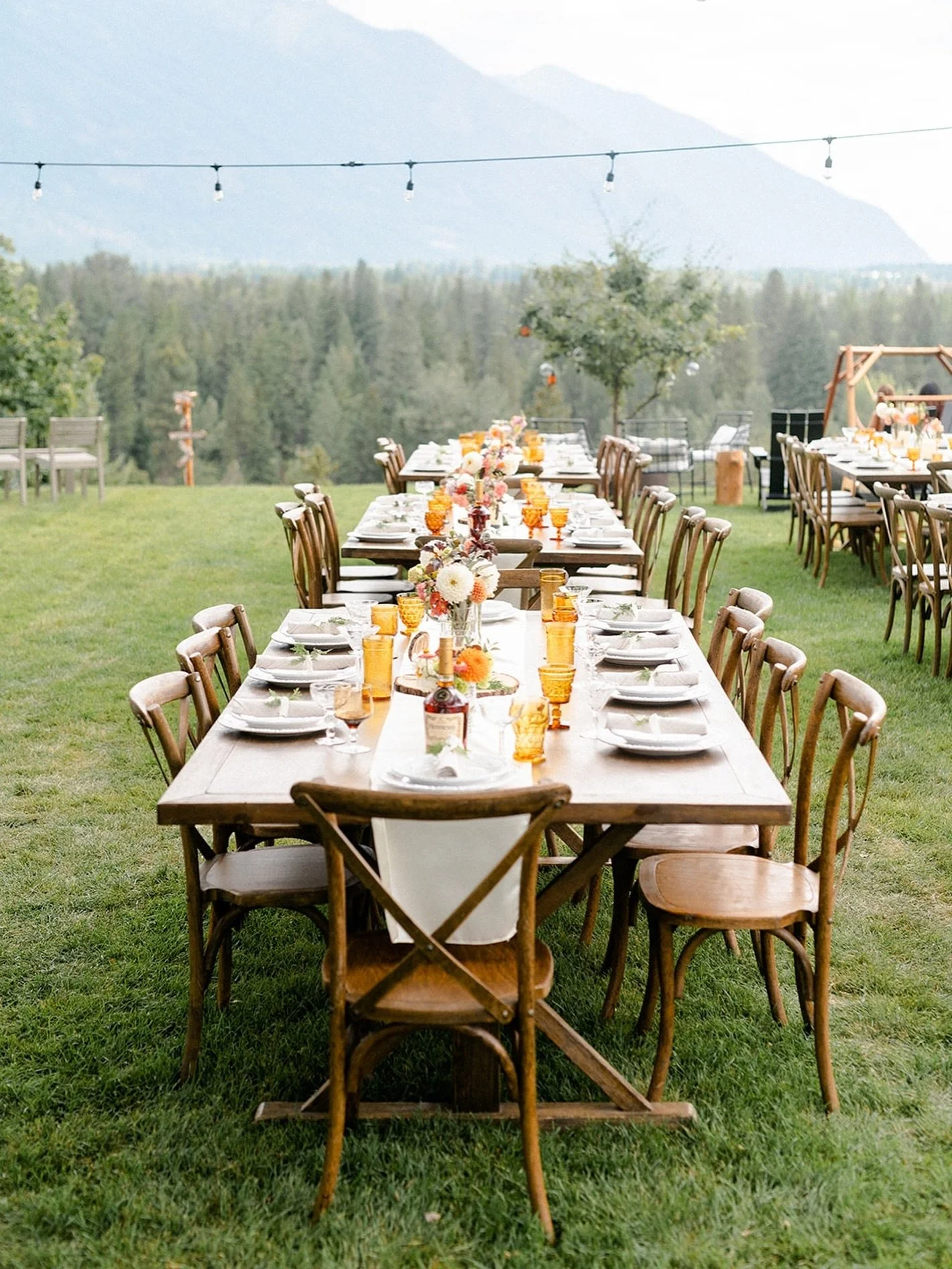 Throwing it back to this al fresco reception in Whitefish 🤍 

With warm weather drawing to a close in Montana, I'm always reminded how grateful I am for the fleeting, fair-weather days outside. This reception space was perfect for M + A's intimate w