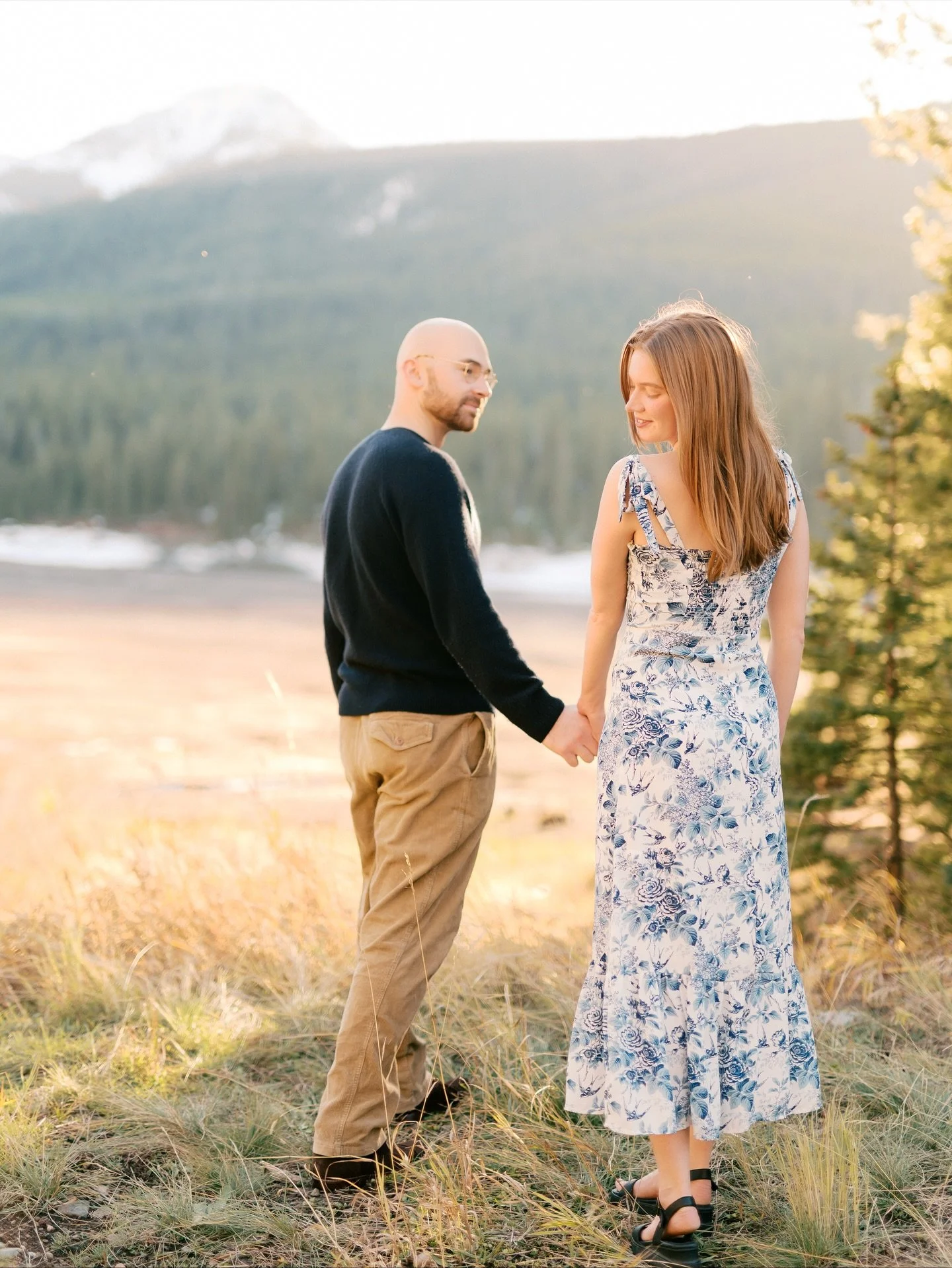Snow capped mountains, warm golden light, and lots of laughter. 

The perfect fall evening in Hyalite with L+A 🤍

#bozemanweddingphotographer #bozemanengagementphotographer #montanaweddingphotographer #montanawedding #montanabride #bigskyweddingphot