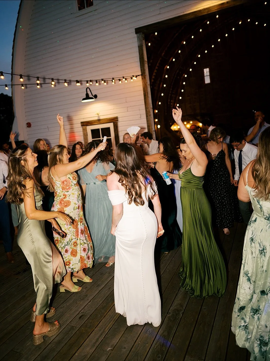 Into the weekend we go 💫

Can't believe it's already been a few months since dancing the night away under the Big Sky while watching the sun set on the Bridgers.

@starmbarn is a magical place ✨