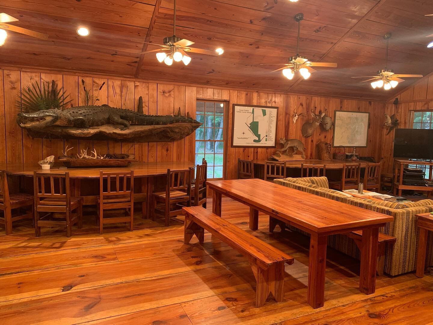 Alligator mount AND 100+ year old pickle barrel turned into two tables. Even the chairs were made from the pickle barrel wood!