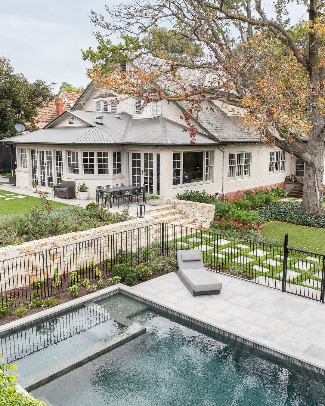 Classic never goes out of style.

Design: @paulbangay 
Landscape: @kings_gardens_and_pools_ 
Pool: @tlc_pools 
Photography: @mitchlyonsphotography 

#kew #classic #swimmingpool #gardenlove #melbournepools