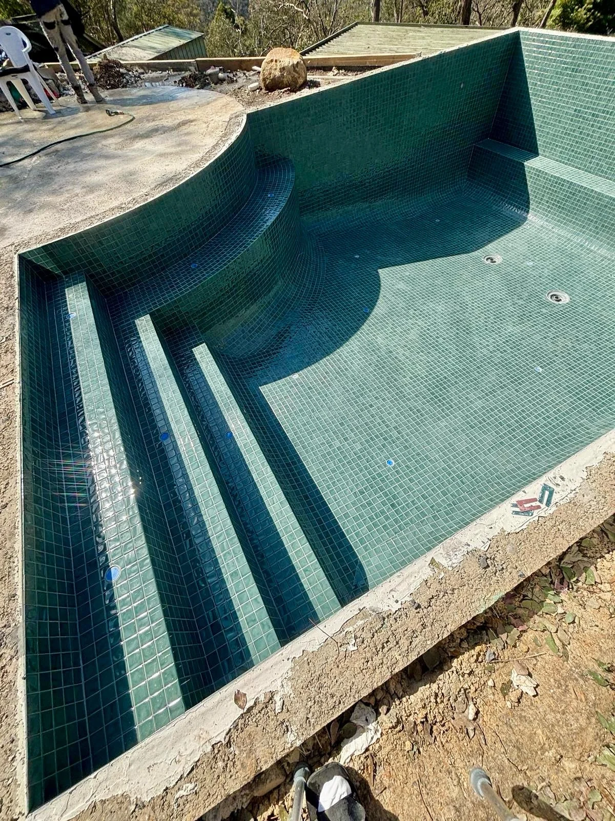 Before and after - nothing beats seeing a pool come to life once the tiles go in. 

It&rsquo;s the details that make the difference and our tilers nailed it. 

#melbournepools #poolbuilders #swimmingpool