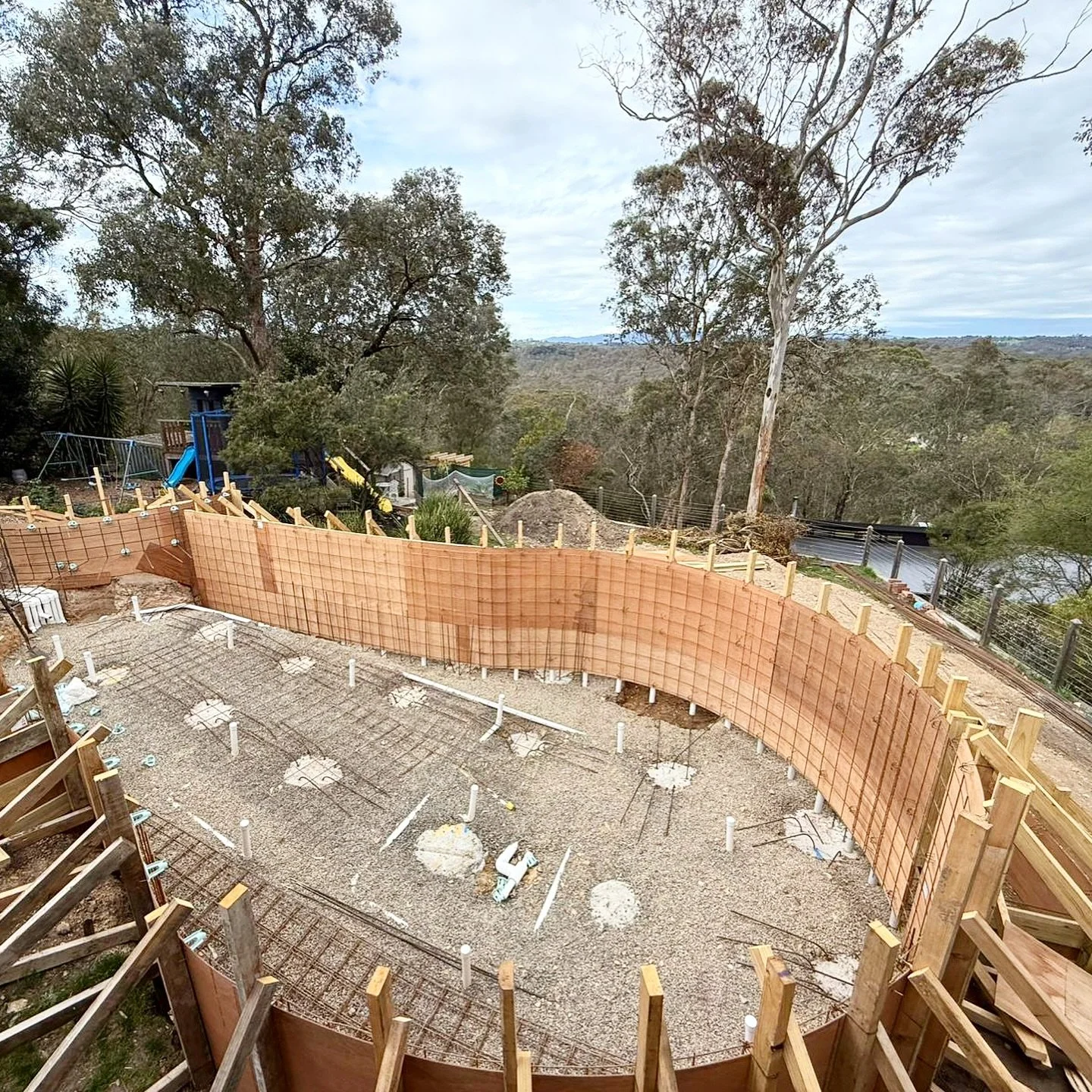 North Warrradyte is taking shape quickly. This freeform pool, paired with a 360&deg; negative edge spa is already hinting at the views to be enjoyed from the best seat. 

#melbournepools #poolbuilders #freeformpools #melbournepoolbuilders #custompool