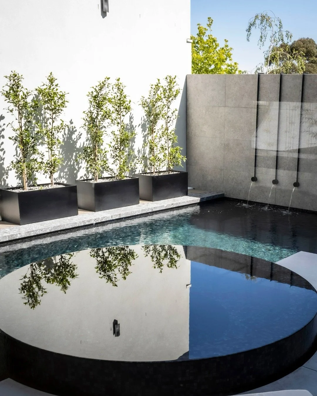 A touch more warmth in the air. Daylight savings on our doorstep. The call of a swim is closer and a backyard pool starts to feel less like a dream, more like a plan.

Design: @mintdesignau 
Pool: @tlc_pools 
Landscape: @acmoutdoors 
Photography: @da