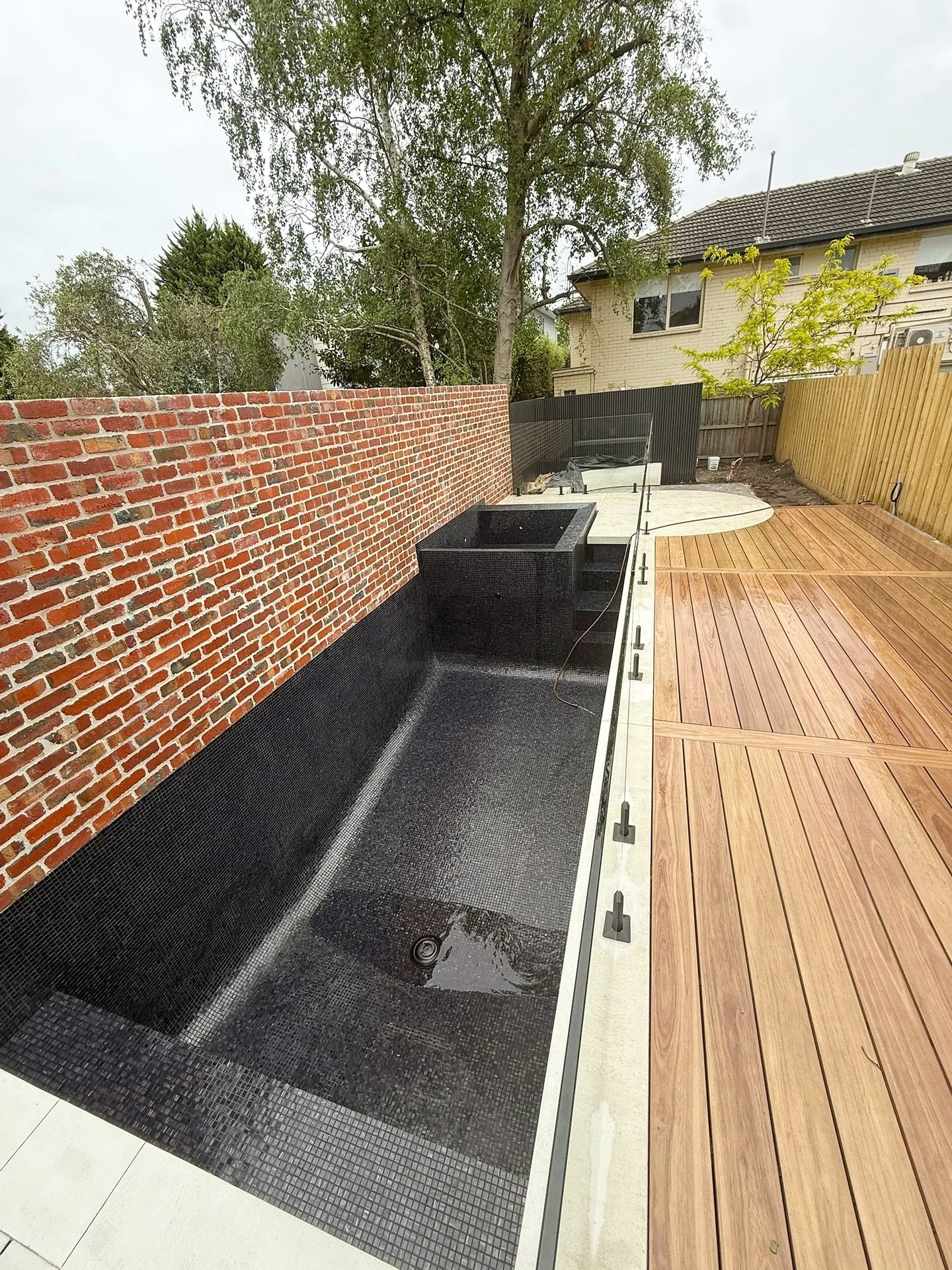 The best part of any build&hellip;filling day! 

This Carnegie pool and spa are coming to life, and that black mosaic tile is hitting all the right notes.

#poolbuilder #melbournepools #custompools #swimmingpools