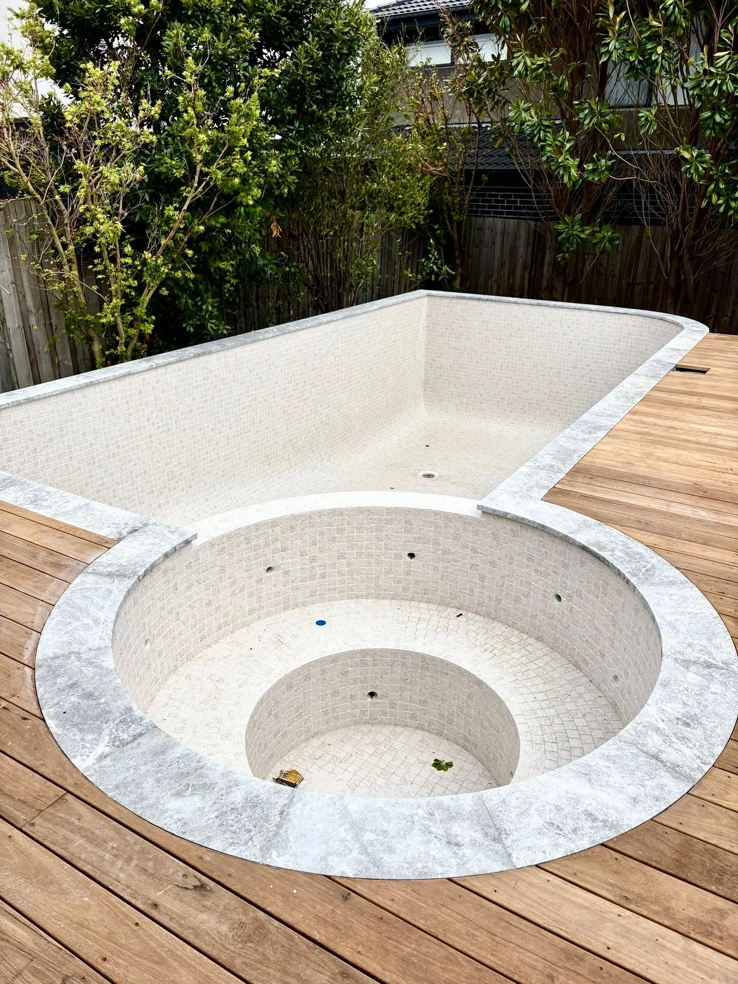 Milestones matter, and this week at our Strathmore project, a big one’s ticked off.
Tiling complete, coping laid and grouted, and ready for sealing next week.
It’s that satisfying stage where the precision starts to show, and the finish