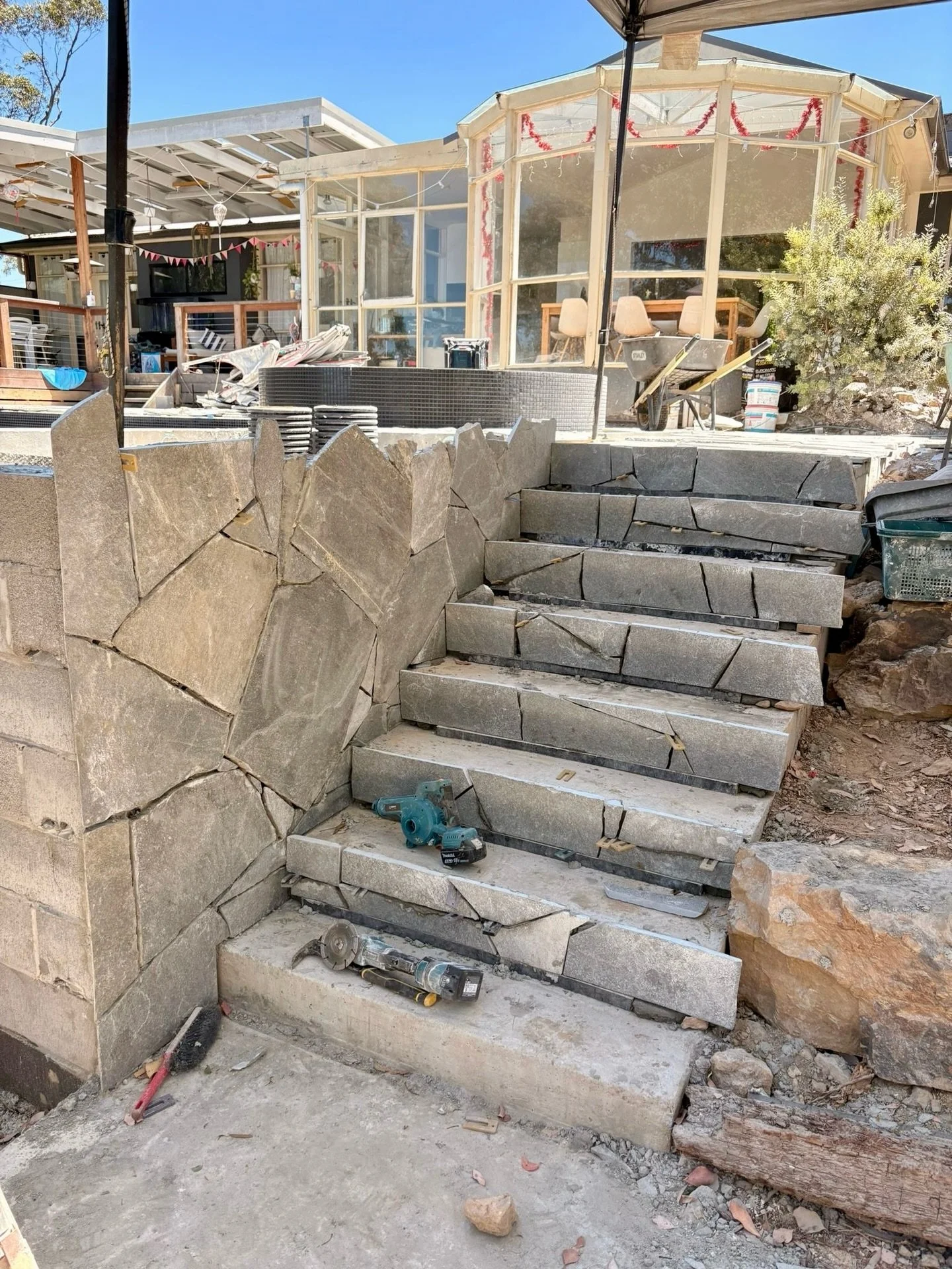 Even in today&rsquo;s heat, the details didn&rsquo;t stop. Slow, steady progress and worth it.

.
#melbournepools #warrandyte