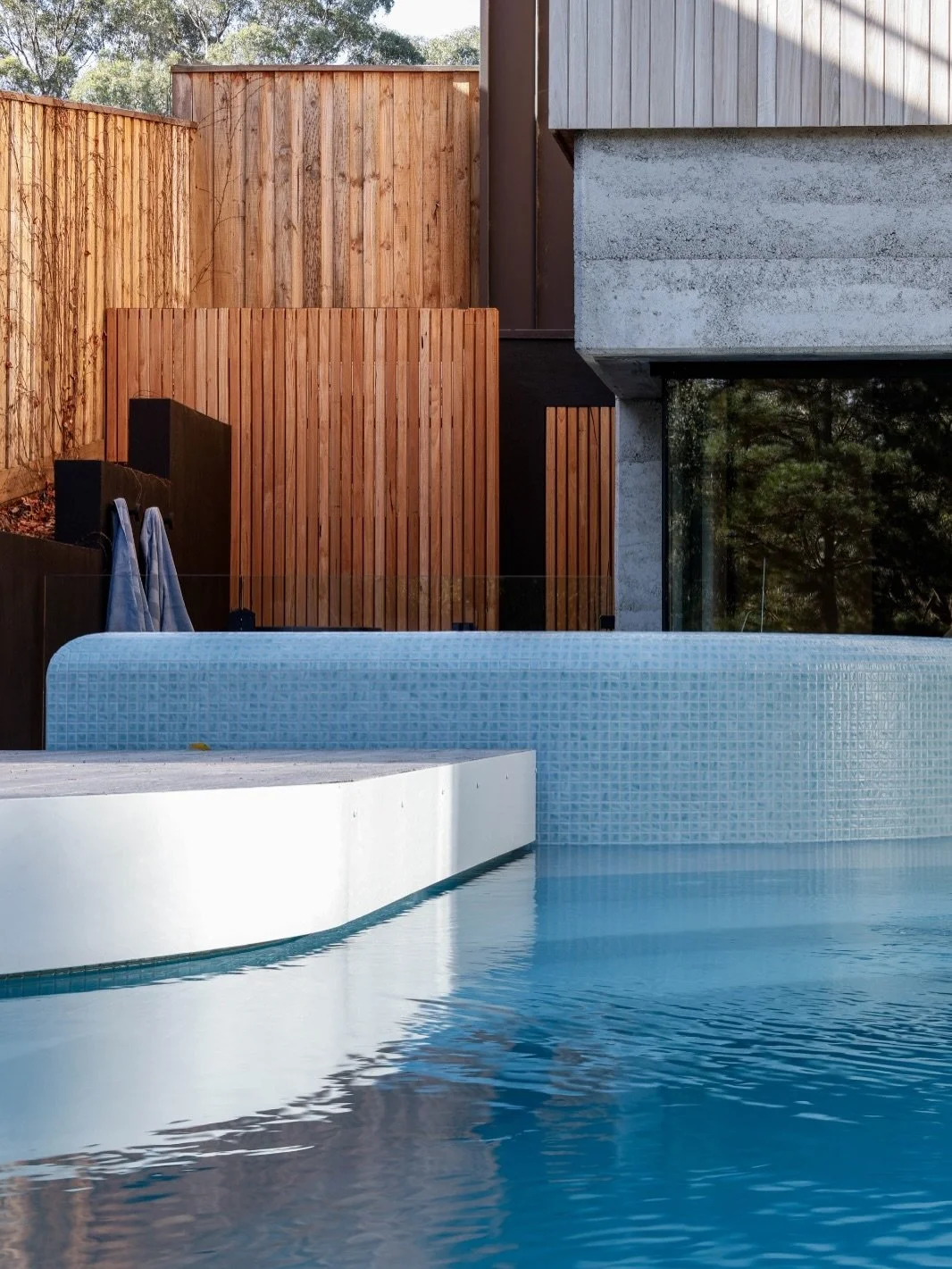 When the pool changes the whole feel of the space.

The architecture sets the tone, but the pool shifts the mood. Curves, water and light bringing a softer layer to the outdoor area.

Pool: @tlc_pools 
Photography: @danimages 

#melbournepools #pooli