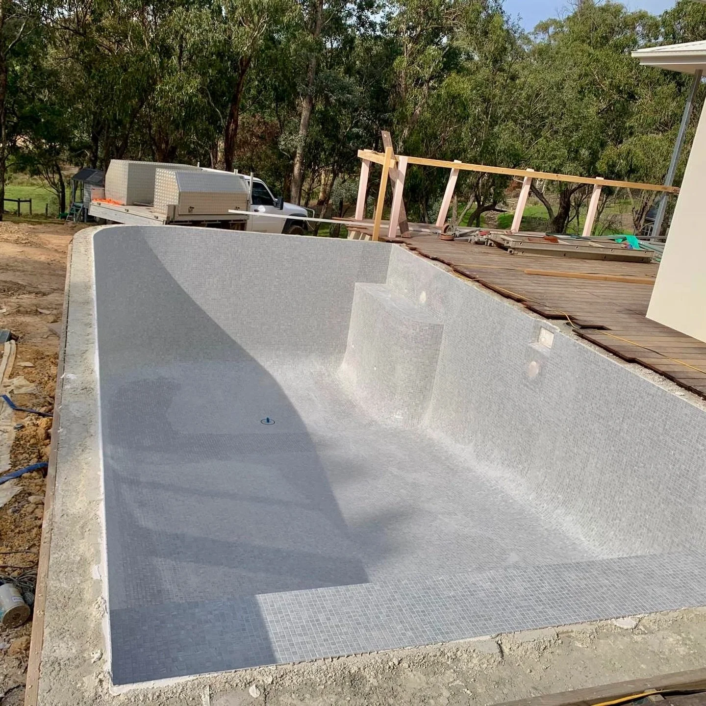 Tile choice can make or break a pool.

This one in Warranwood is a good example of getting it right.

The client has gone with an ash grey mosaic that avoids going too blue or too dark, and gives a clean, consistent finish across the whole pool.

It 