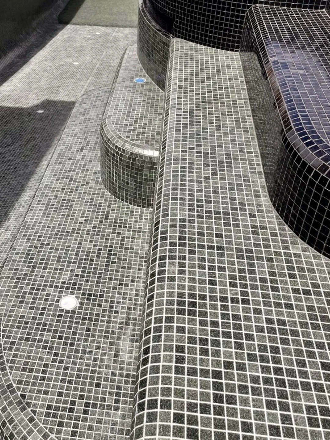 Straight lines are easy, but curves leave nowhere to hide.

.

#melbournepools #poolbuilders #luxurypools