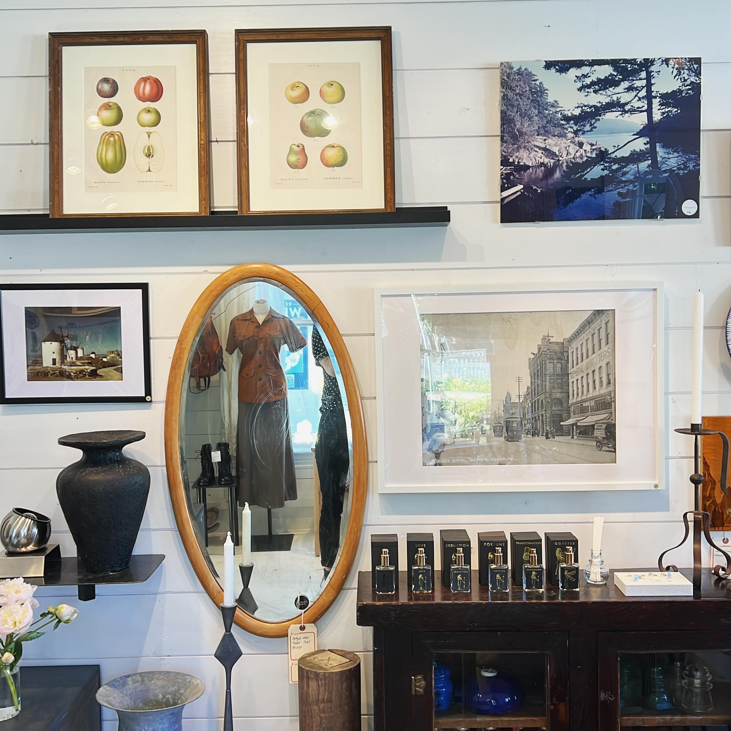 caught the gallery wall looking so bright and summery ✨