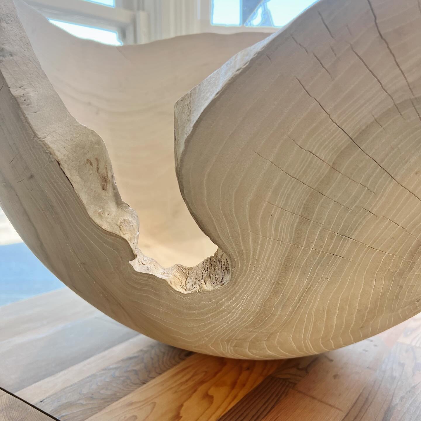 the way light hits/moves around this piece from @laurayeats.woodart is just 🫠