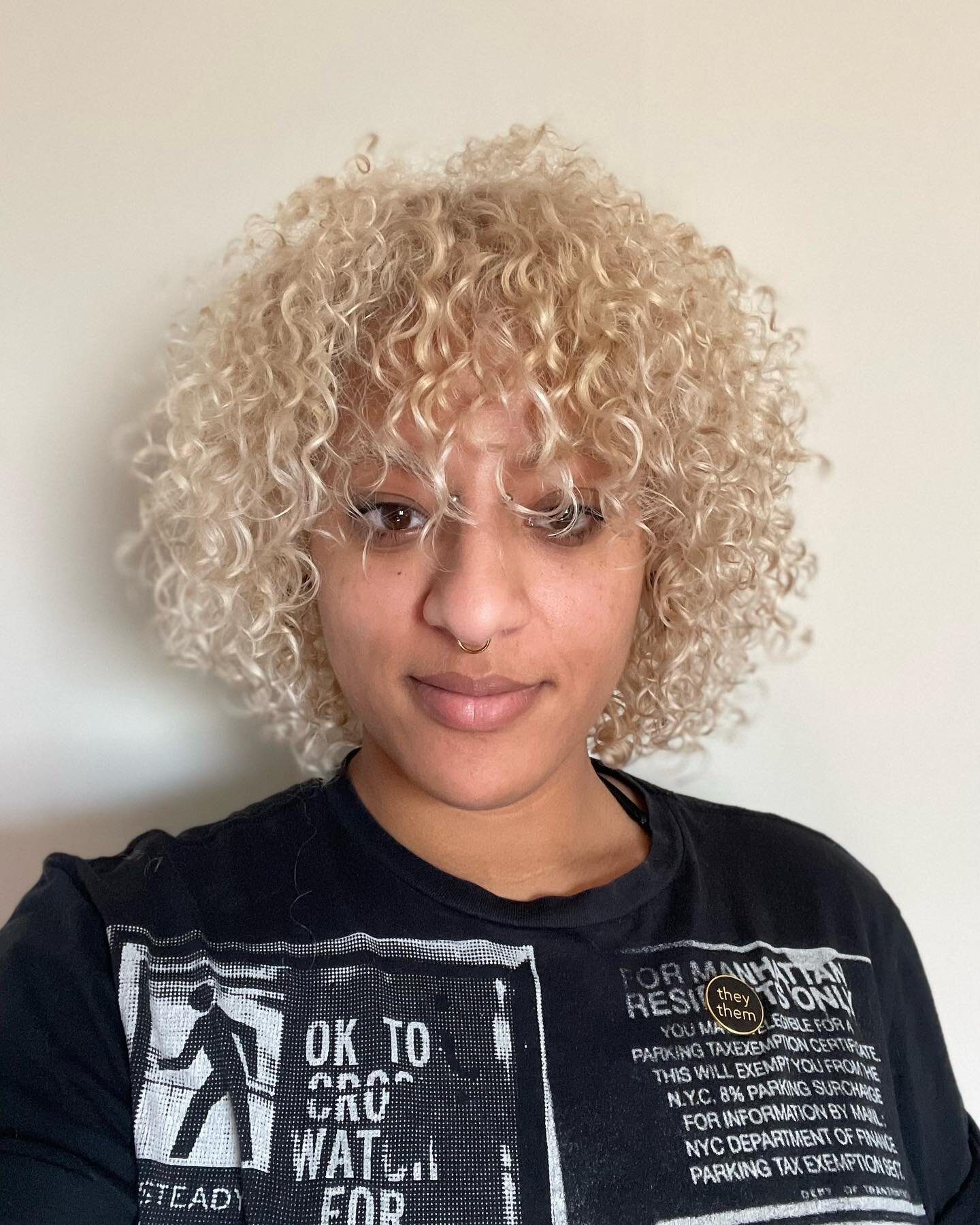 Full bleach out of long roots and retone, for slow gentle results that save the curl pattern. This takes all day, but totally worth it, with results like this!!

Done by @sarah_cameron 

.
.
.
.
.
.

.

.
.
.

.
.
 Edmonton hair salons / Curly Hair /