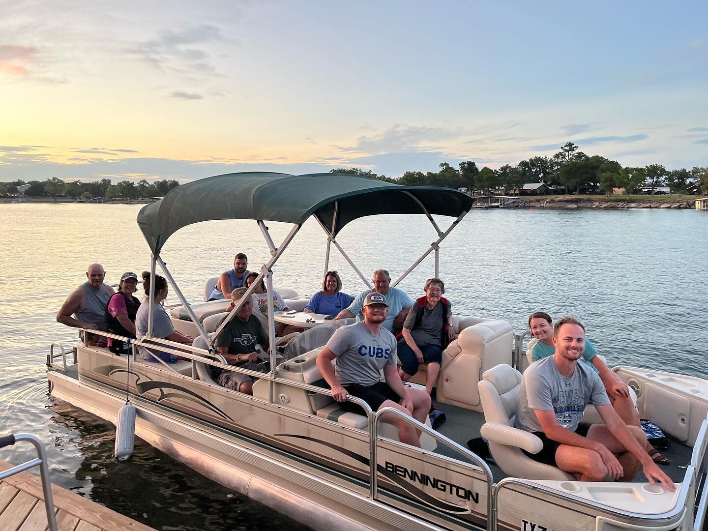 Sunset boat ride with the family! Happy 4th of July weekend 🚤🇺🇸