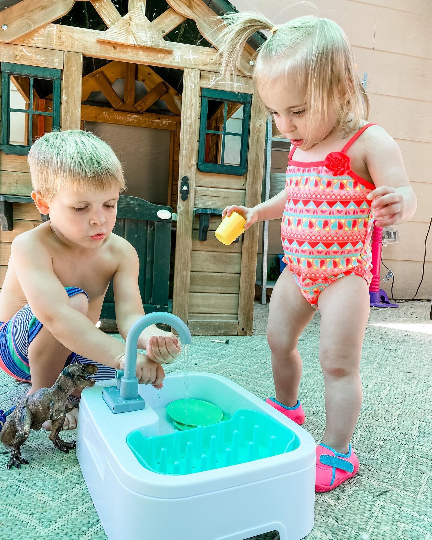 It&rsquo;s already feeling like Summer in Texas and that means LOTS of play! The sun just makes playtime THAT much better, doesn&rsquo;t it?! ☀️ 

Every few months we get a new @lovevery play kit and this last one did NOT disappoint (they never do).
