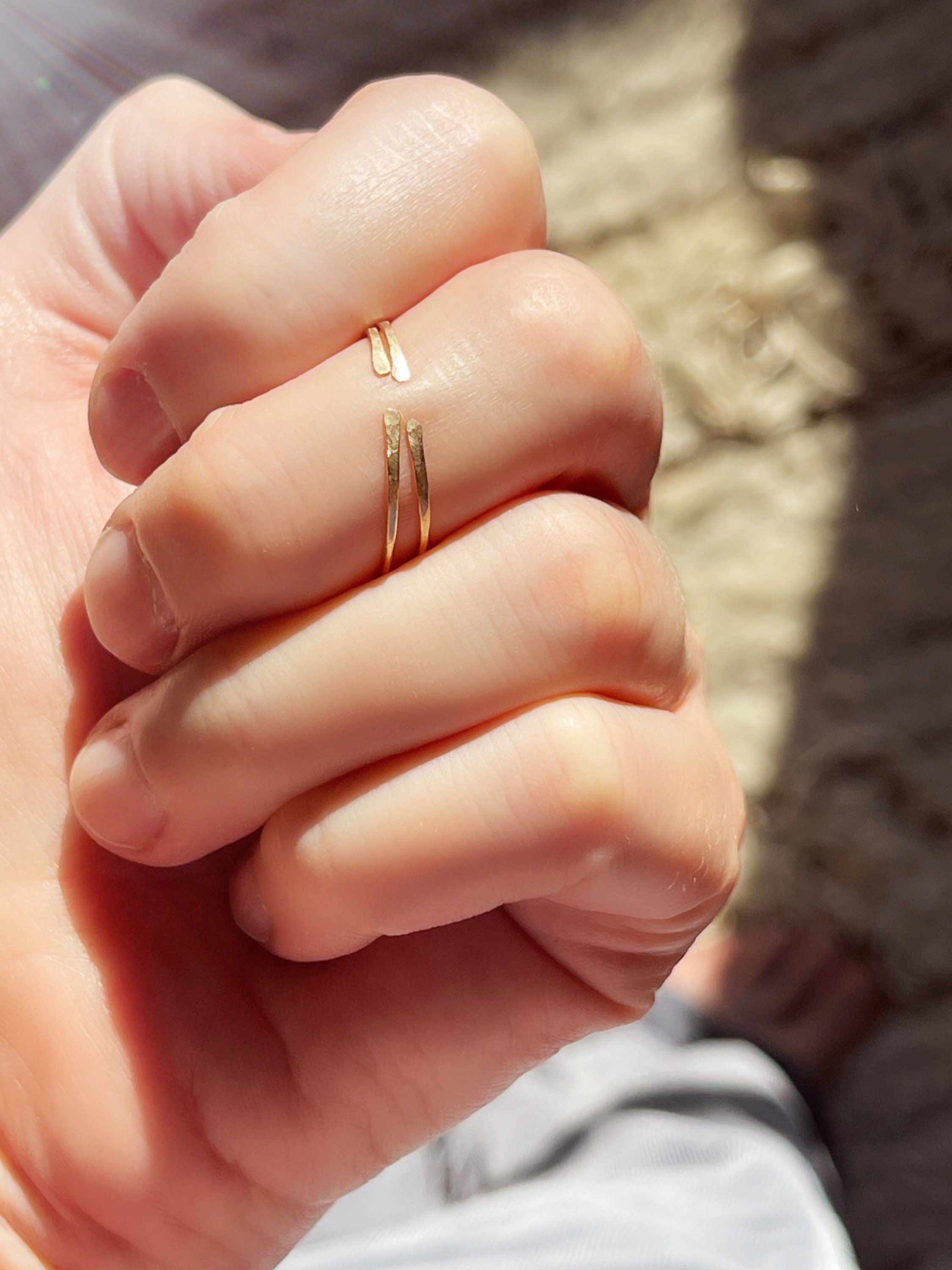 KAI Split Ring Model Wearing On Finger