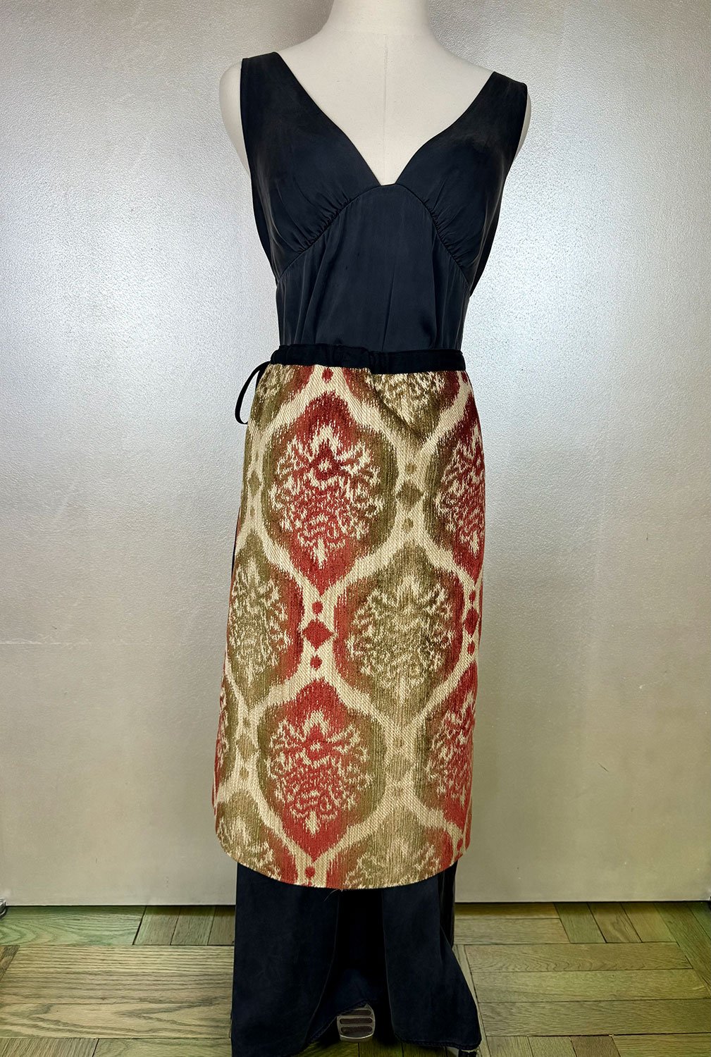 Piper overskirt on mannequin reversed bow detail
