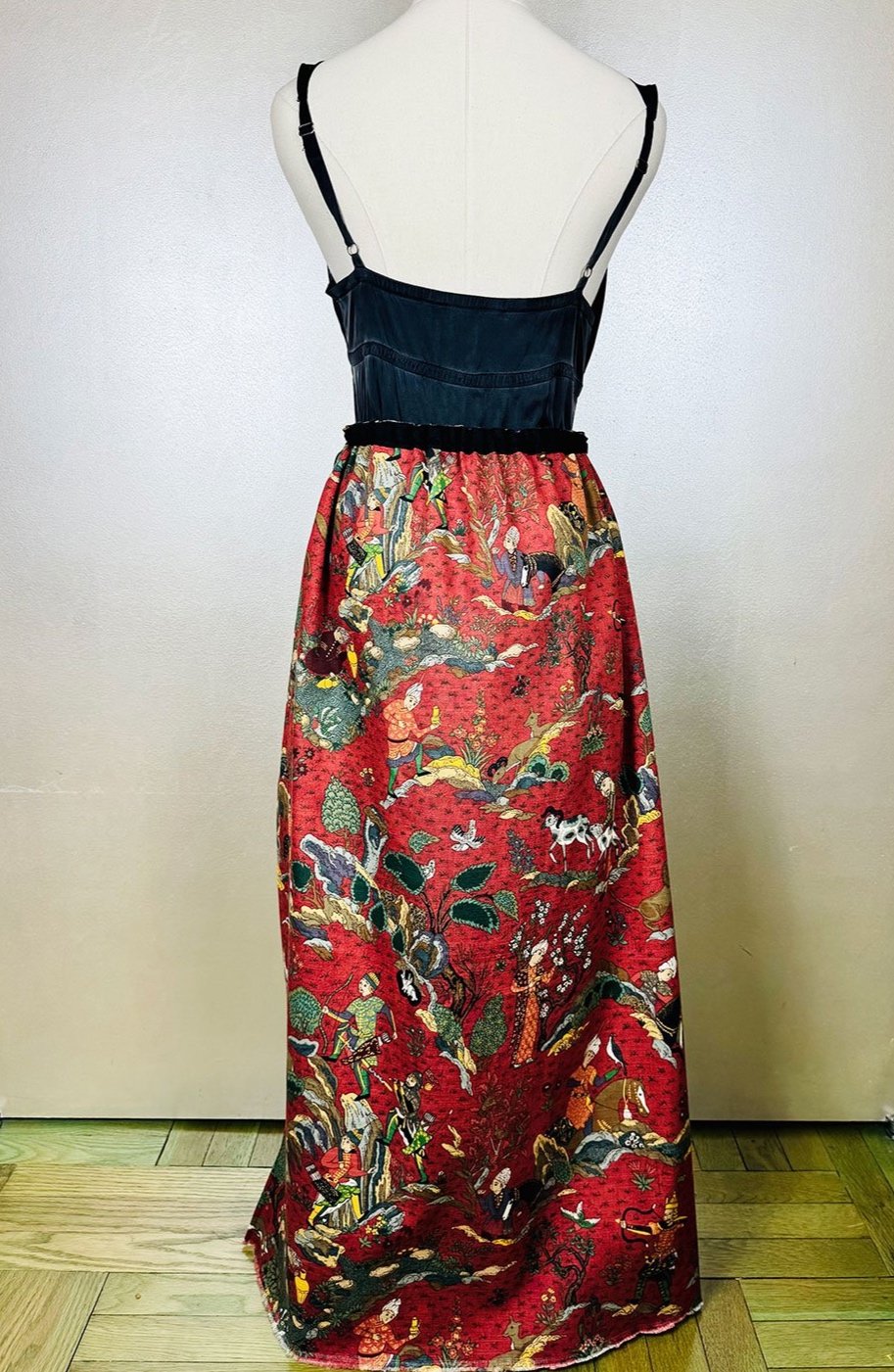 Piper overskirt on mannequin back details