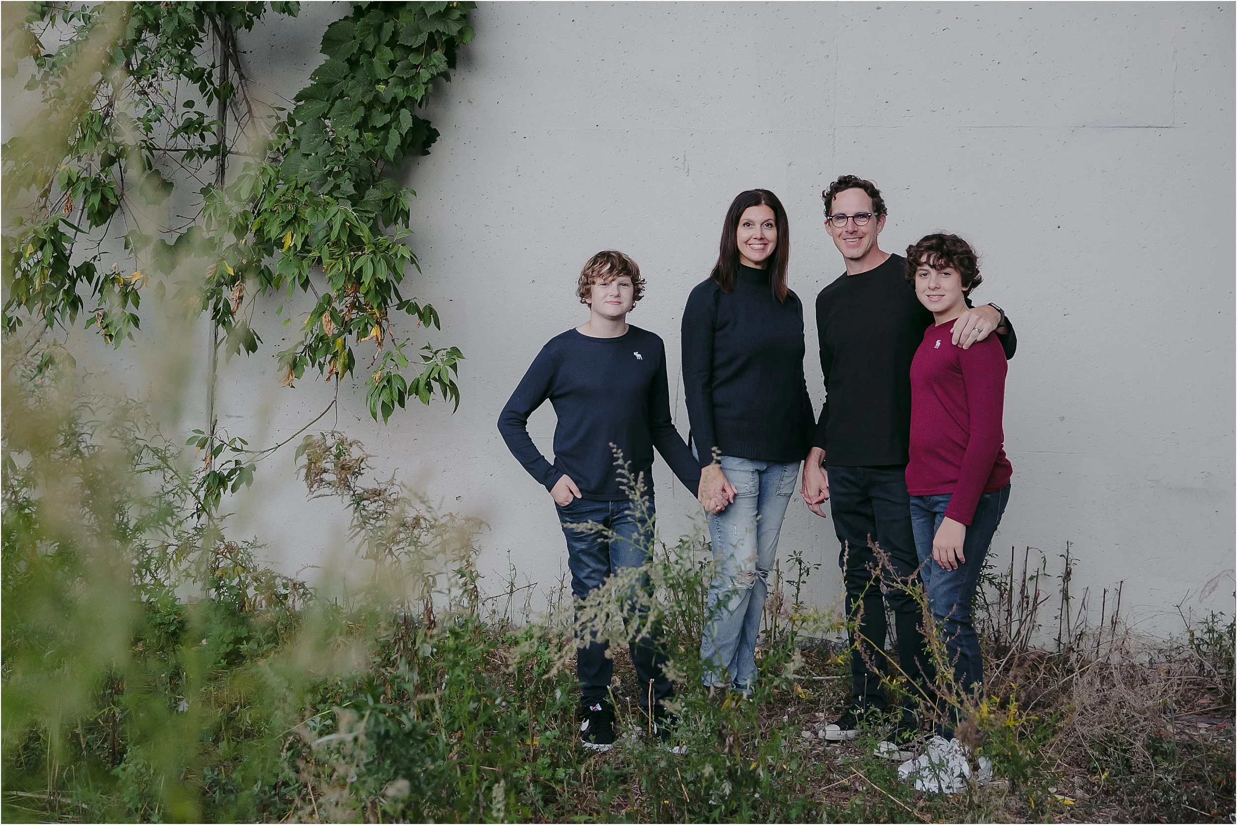14-mom-dad-sons-green-hanging-vines-white-wall.JPG