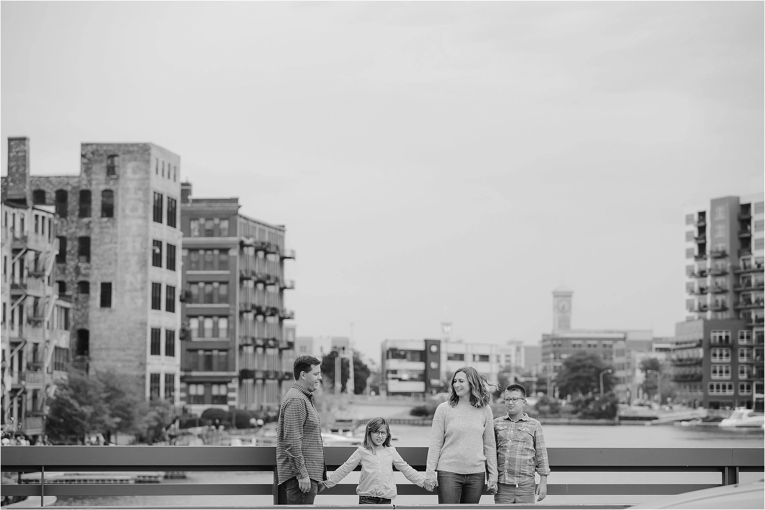 05-downtown-fun-modern-family-photos.JPG
