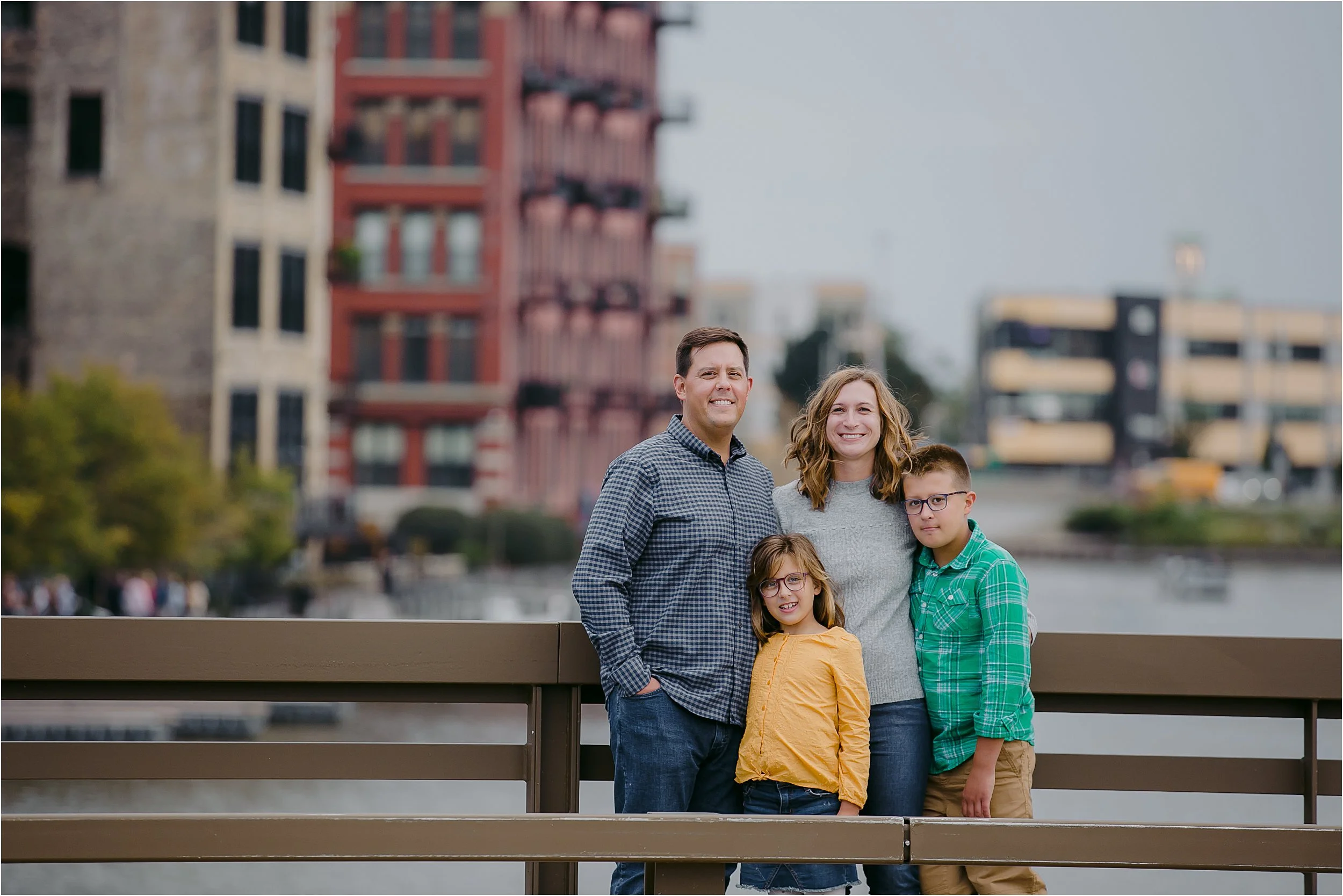 06-downtown-fun-modern-family-photos.JPG