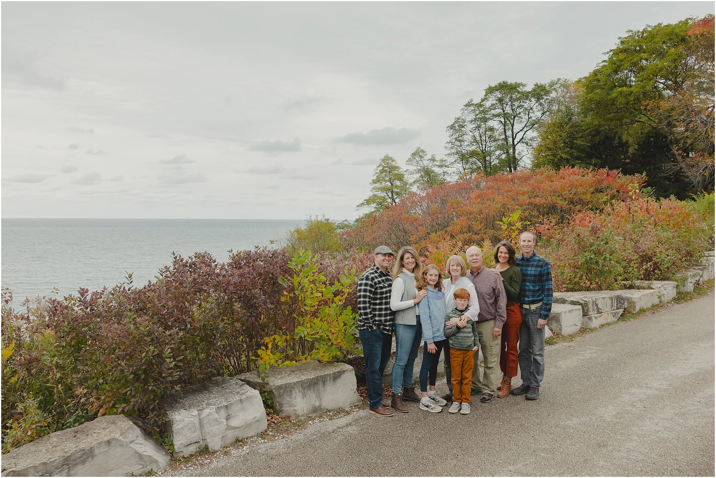 07-candid-fun-relaxed-fall-extended-family-session-lake-michigan.JPG