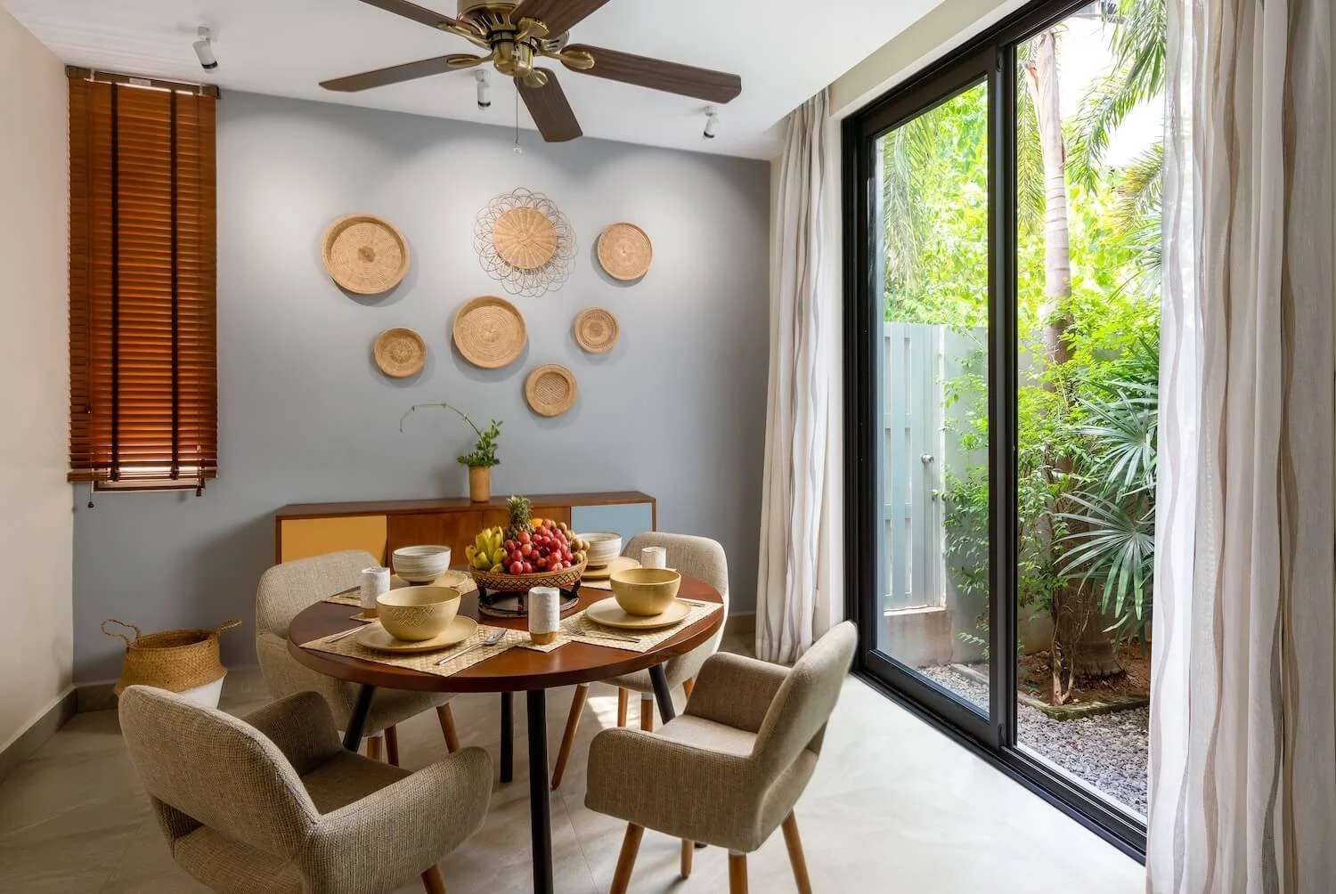 1BR - Dinning Table 02.jpg