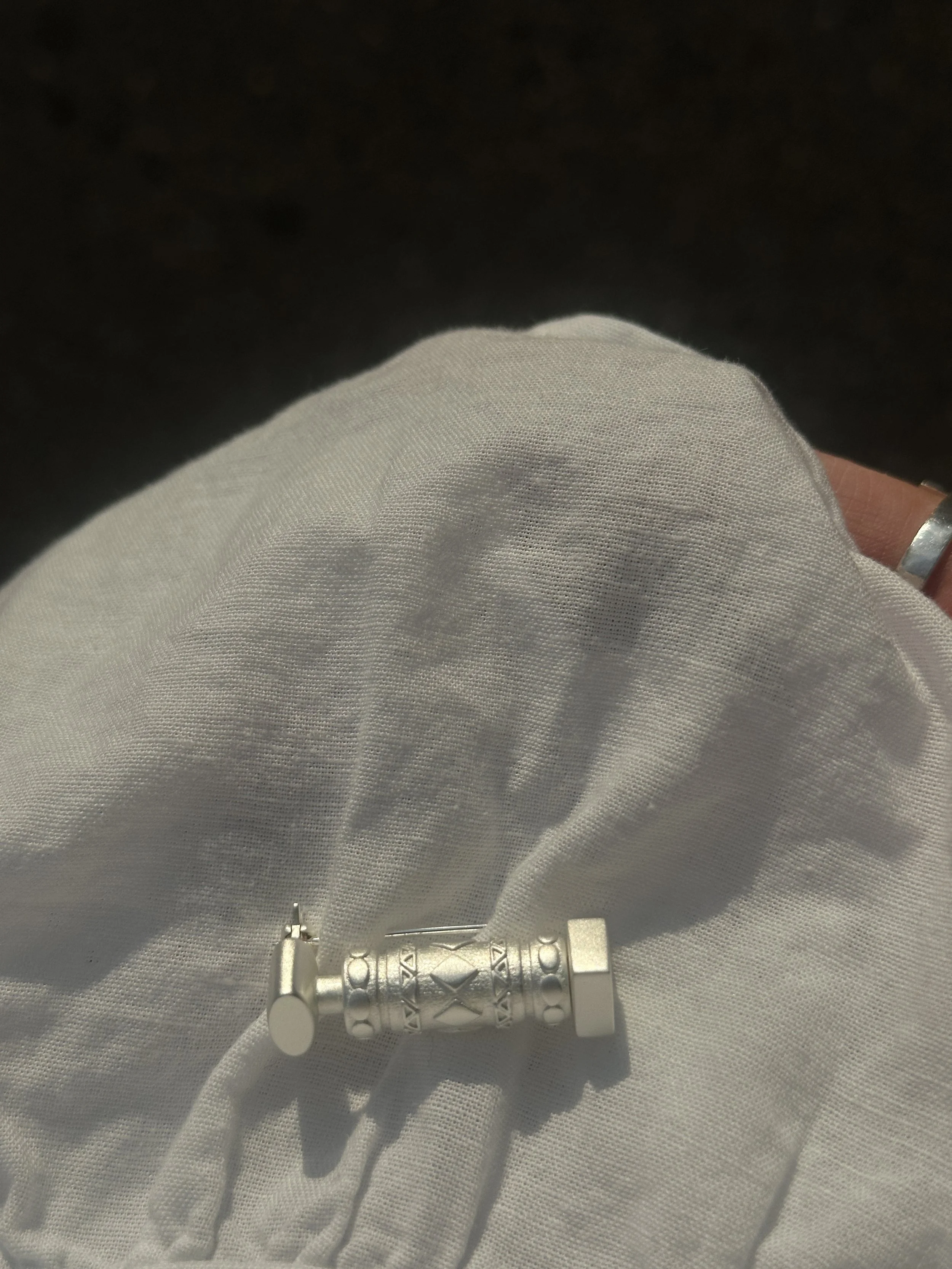 Dinao brooch