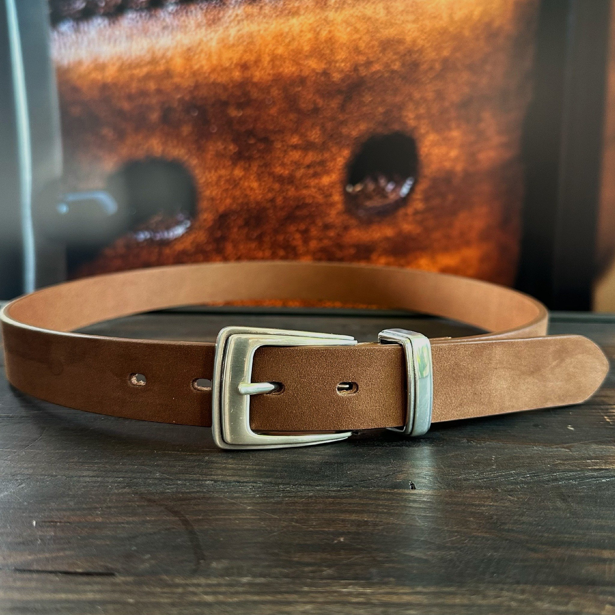 Zeitloser Western-Charme neu definiert: Unser eleganter Nubuk-Lederg&uuml;rtel vereint  Tradition mit modernem Stil. 🤠✨ #WesternStyle #Nubukleder #Eleganz #StatementPiece
