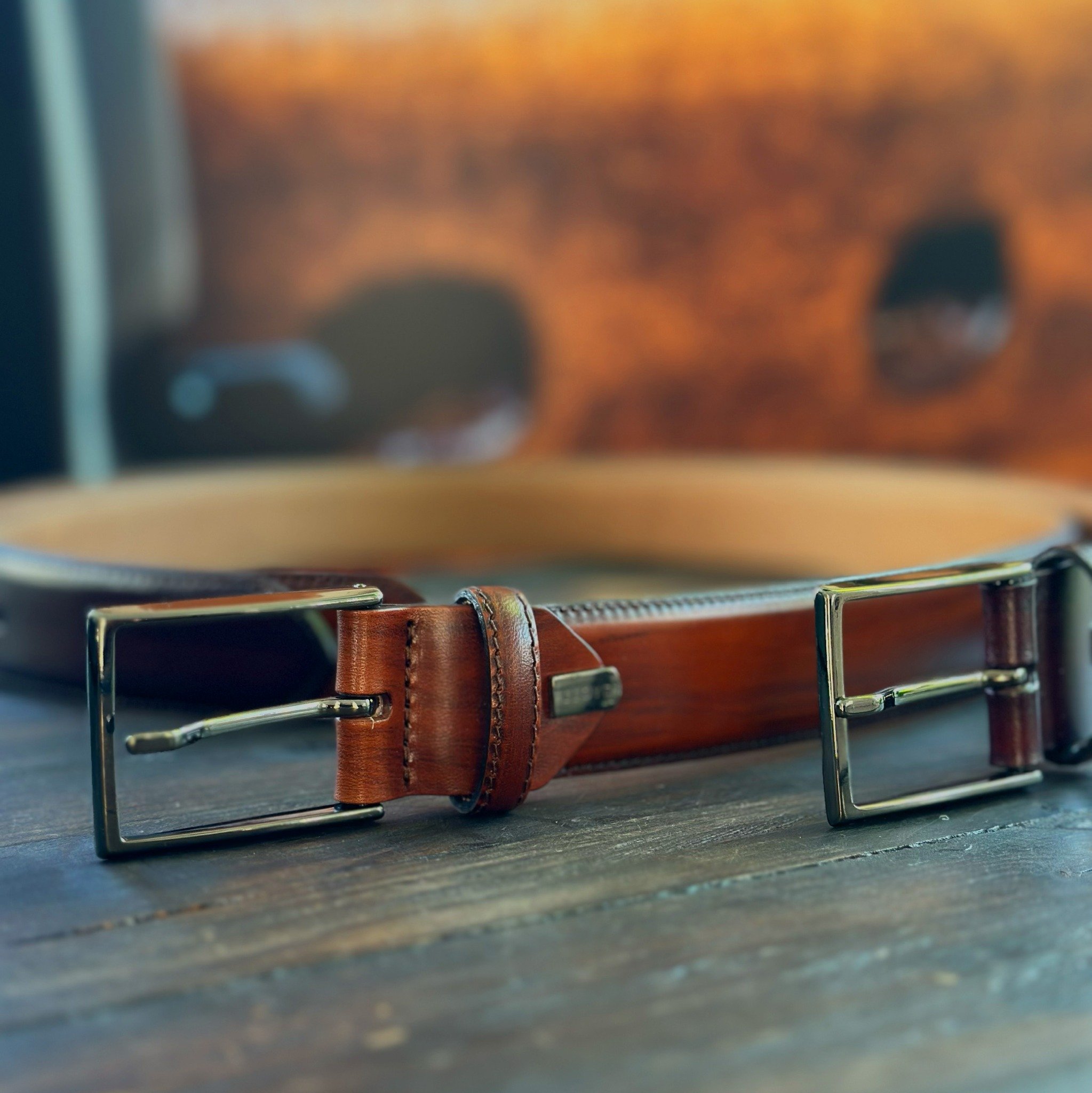 Ein erster Blick auf unseren handveredelten Vollrind-Lederg&uuml;rtel! 🤎 Ein echtes Statement. Hochwertiges Leder, mit Liebe zum Detail gefertigt &ndash; jeder G&uuml;rtel ein Unikat. Was sagt ihr? 👌 #Handmade #Handwerk #Qualit&auml;tDieManF&uuml;h