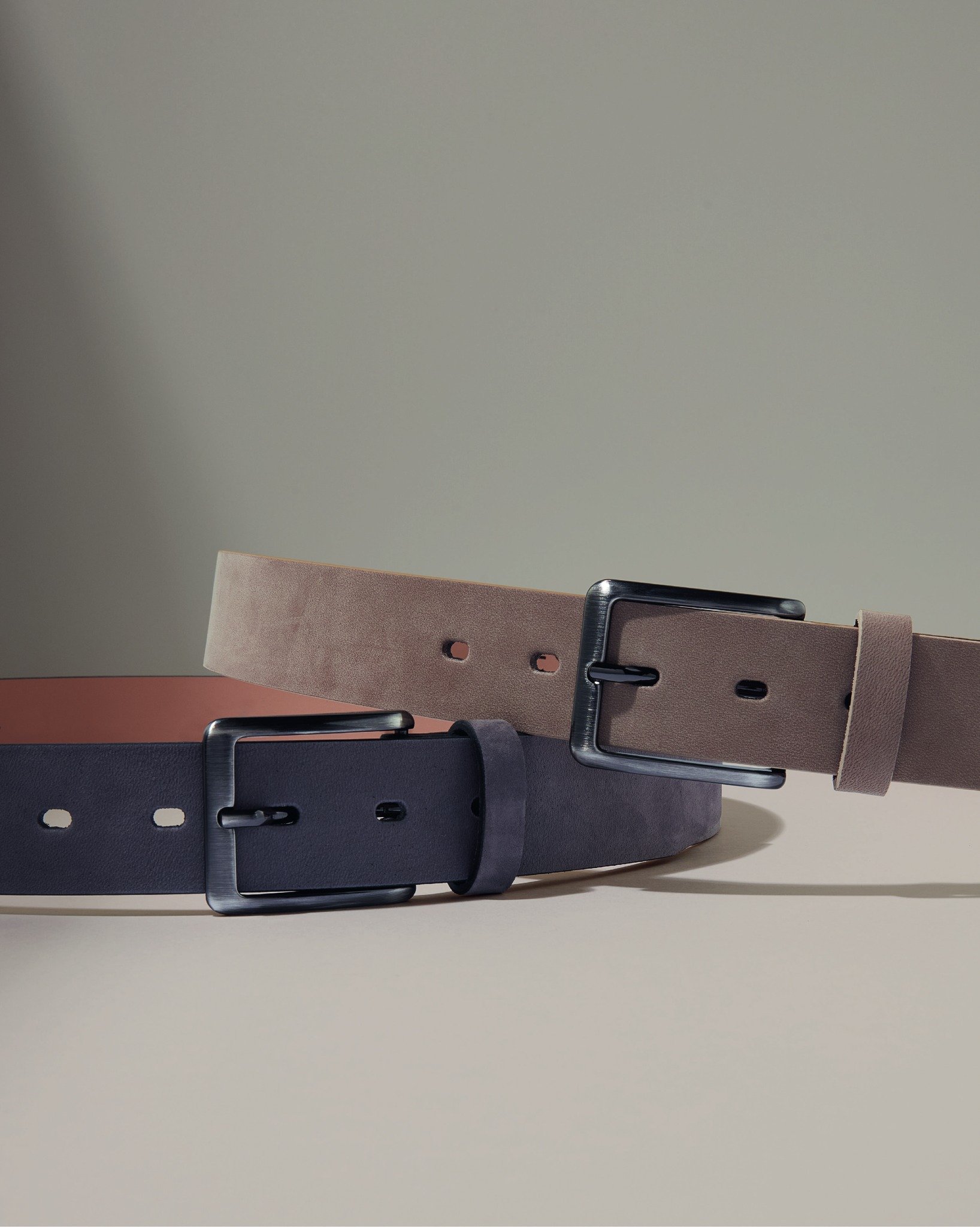 ✨Suchst Du deinen neuen G&uuml;rtel? 😀
🤩Unser neuer Nubuck G&uuml;rtel in hellen Farben passt perfekt zu deinem Sommer Look!😎
✨Ab jetzt in zahlreichen Stores und unserem Shop erh&auml;ltlich!☝️

 #madeingermany #lloyd #belts #handcrafted #fashion 