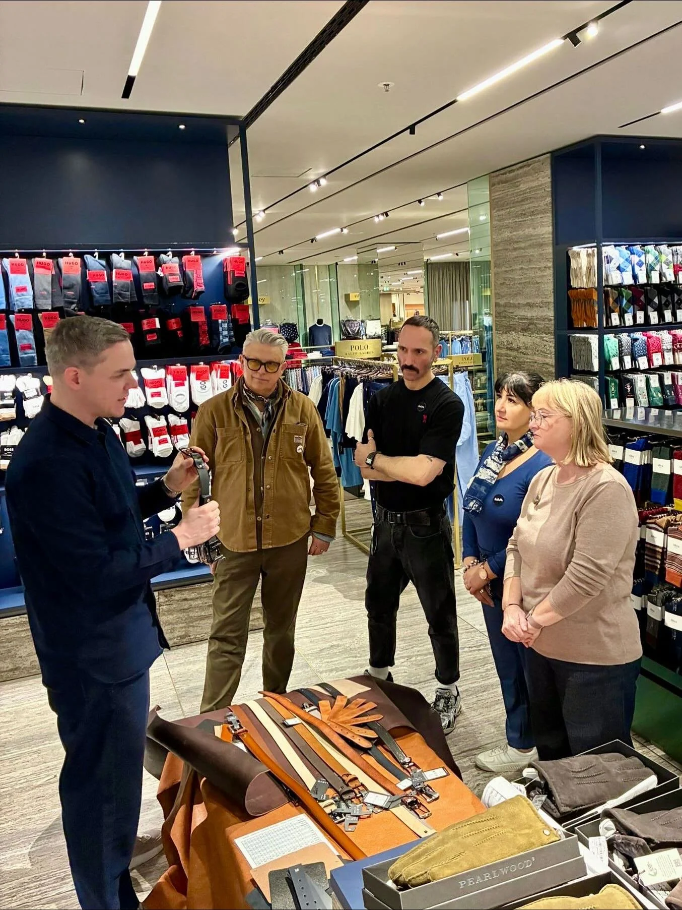 Der G&uuml;rtel ist weit mehr als nur ein praktisches Accessoire &ndash; er vollendet ein Outfit, setzt Akzente und verleiht dem Look Struktur und Stil. 👔✨ Trotz seiner scheinbar einfachen Form steckt in einem hochwertigen G&uuml;rtel eine Vielzahl 