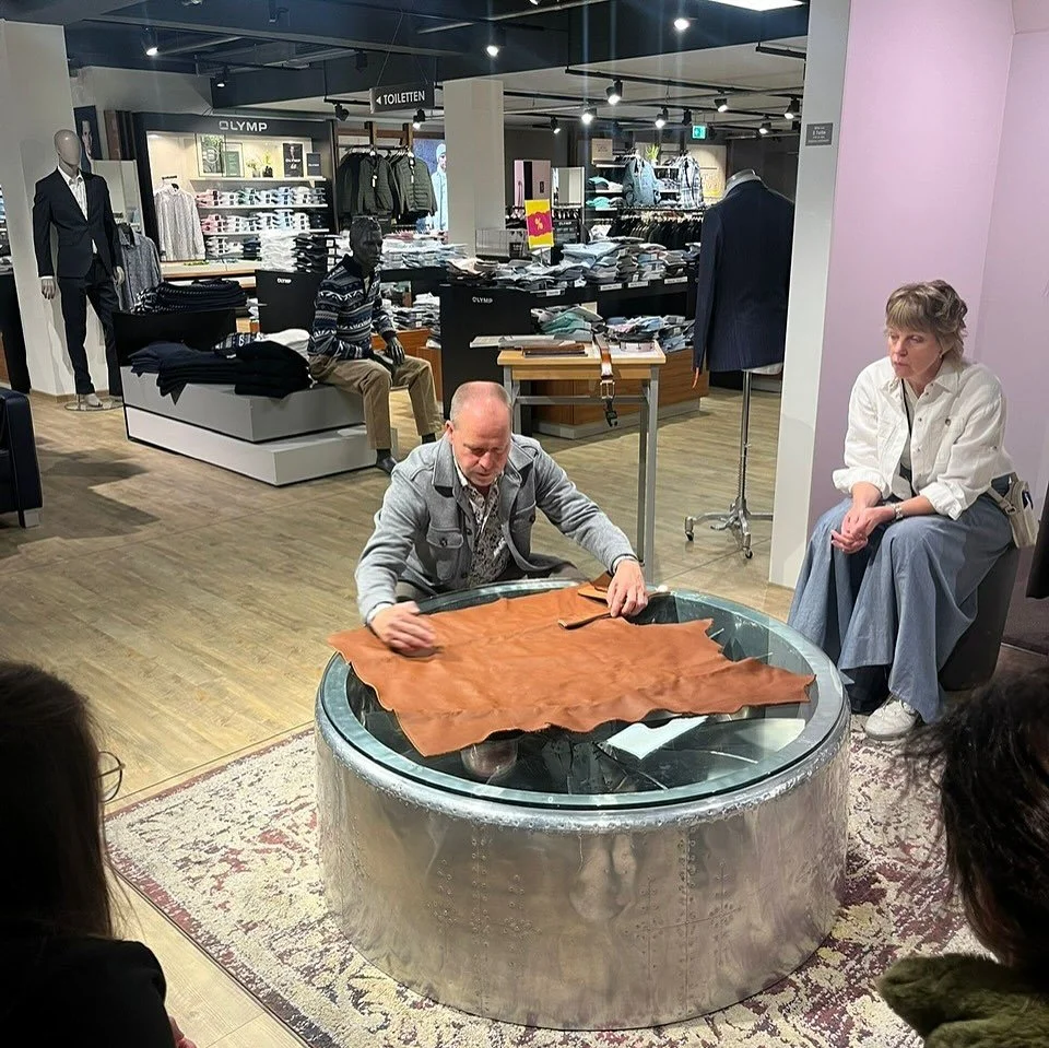 ✨👔 Unser Head of Sales Alex Huzarski war zu Gast im Modehaus Sauer in Bad Hersfeld 🏬
 📚 Dort stand eine Produkt- &amp; Verkaufsschulung rund um die aktuellen LLOYD-G&uuml;rtel im Mittelpunkt 👖👜 🔍 Materialien, 🧵 Produktionsdetails &amp; spannen