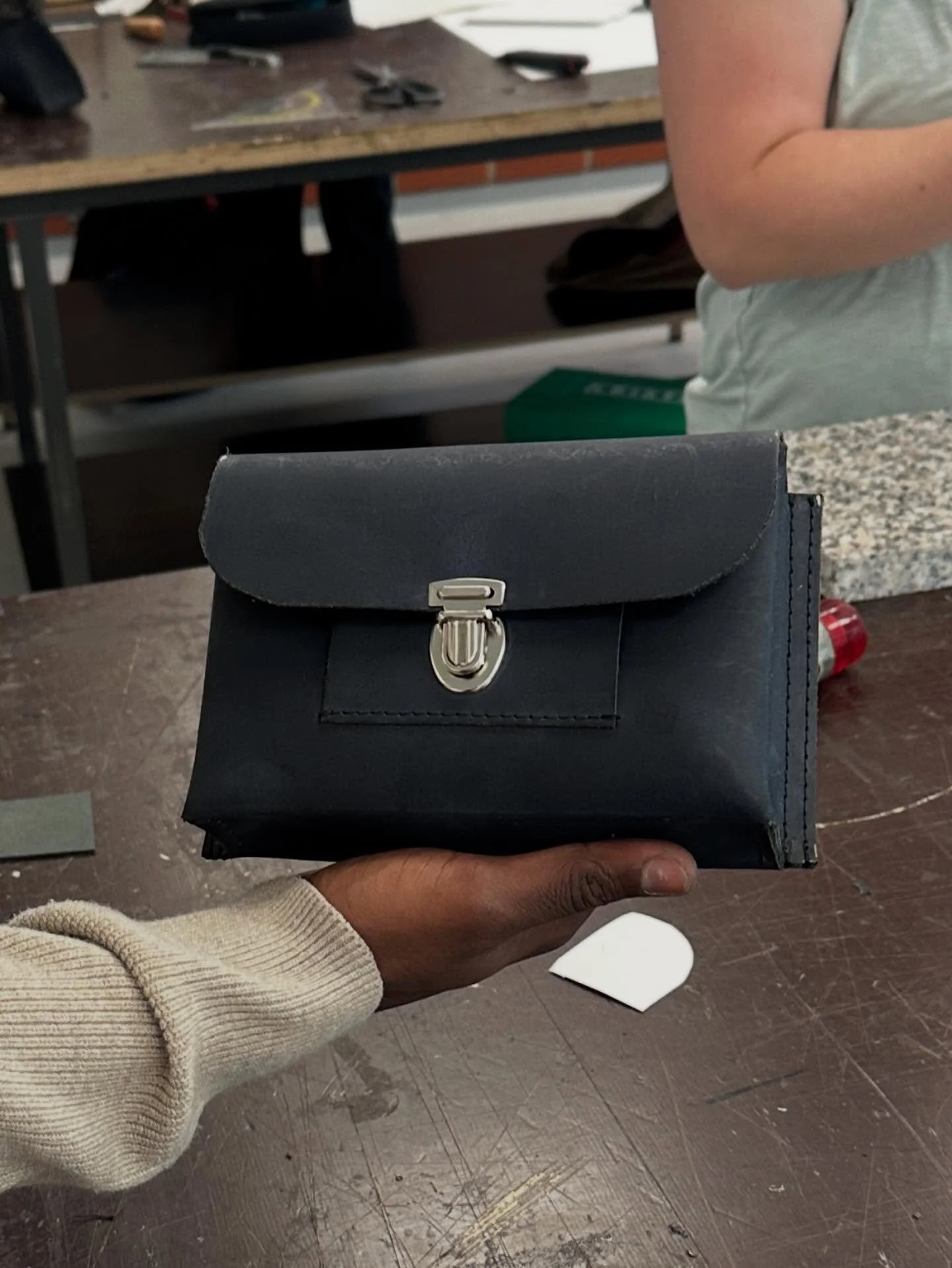 👜 Wie entsteht eigentlich eine Tasche?

In der Taschenfertigung der Firma B&ouml;ckenholt entstehen jedes Jahr tausende Taschen f&uuml;r die unterschiedlichsten Anwendungsbereiche. Doch jede einzelne Tasche beginnt mit einem wichtigen Schritt: der A