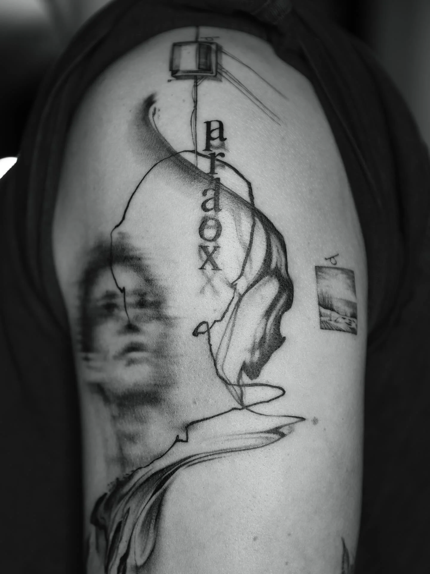 Exploring the paradoxical feelings between life in the city vs life by the sea in an abstract way. I really enjoyed playing with textures in this design, they seem to translate emotions to visuals really well 🩶 
Till next time Jean 🩶
.
.
.
#tattooi