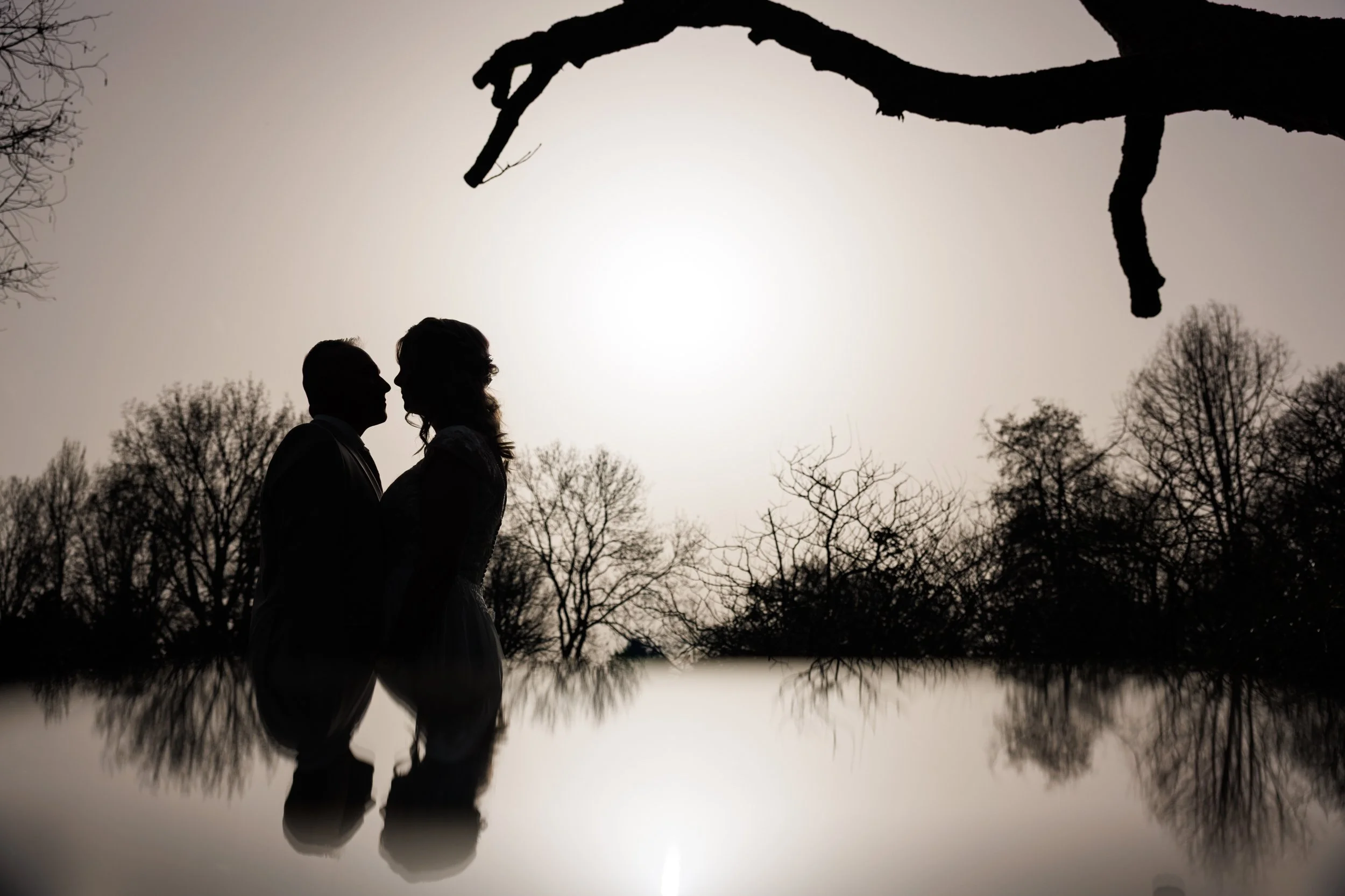 Bruidspaar-fotoshoot-Wantijpark-silhouette-69.jpg