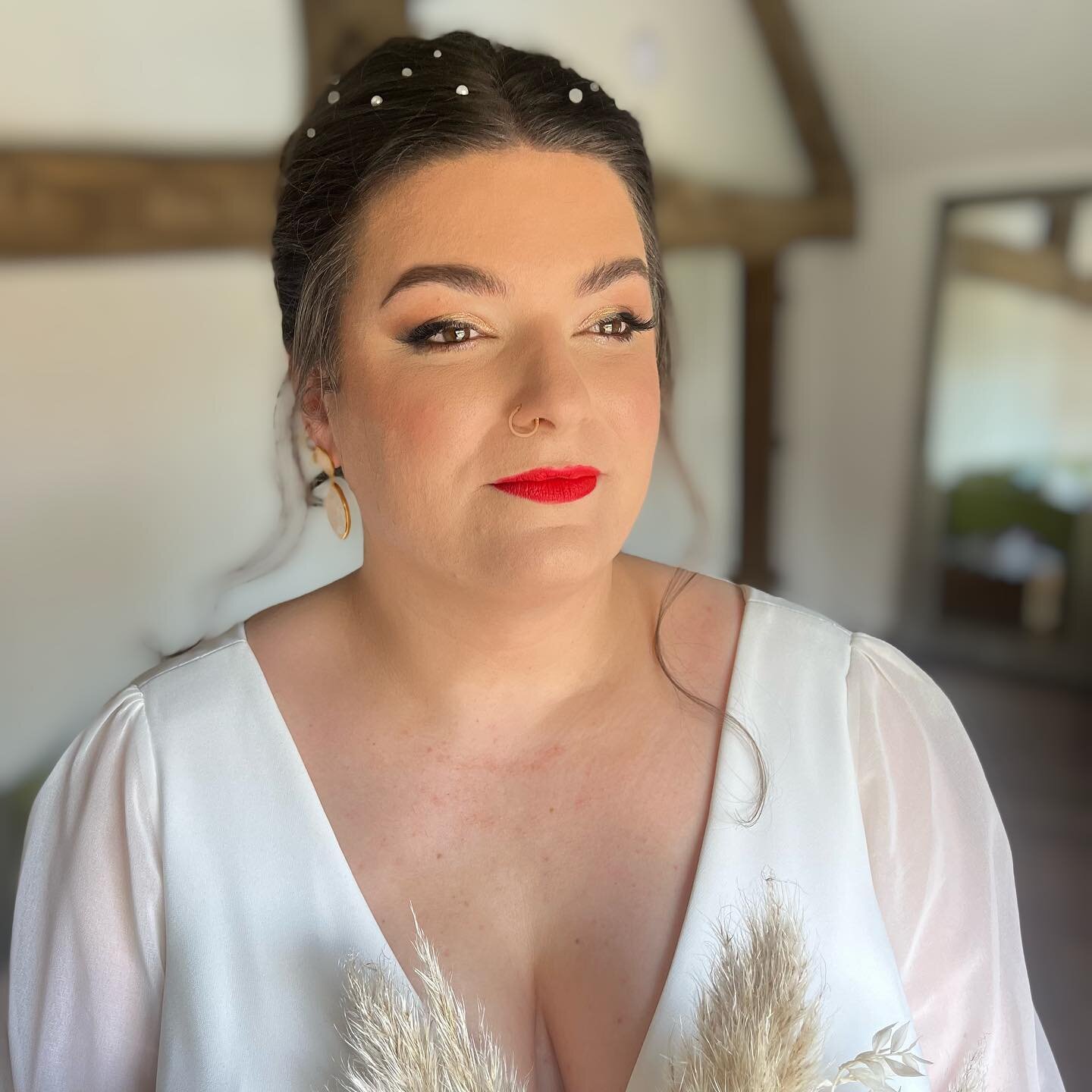 //CIARA//

What a dream, I loved creating this glam makeup look and updo and I just loved the whole look Ciara went for! 

#mua #makeup #makeupartist #bride #bridalmakeup #redlip #hair #hairstyling #bridalhair #pearls #bride #wedding #weddingday