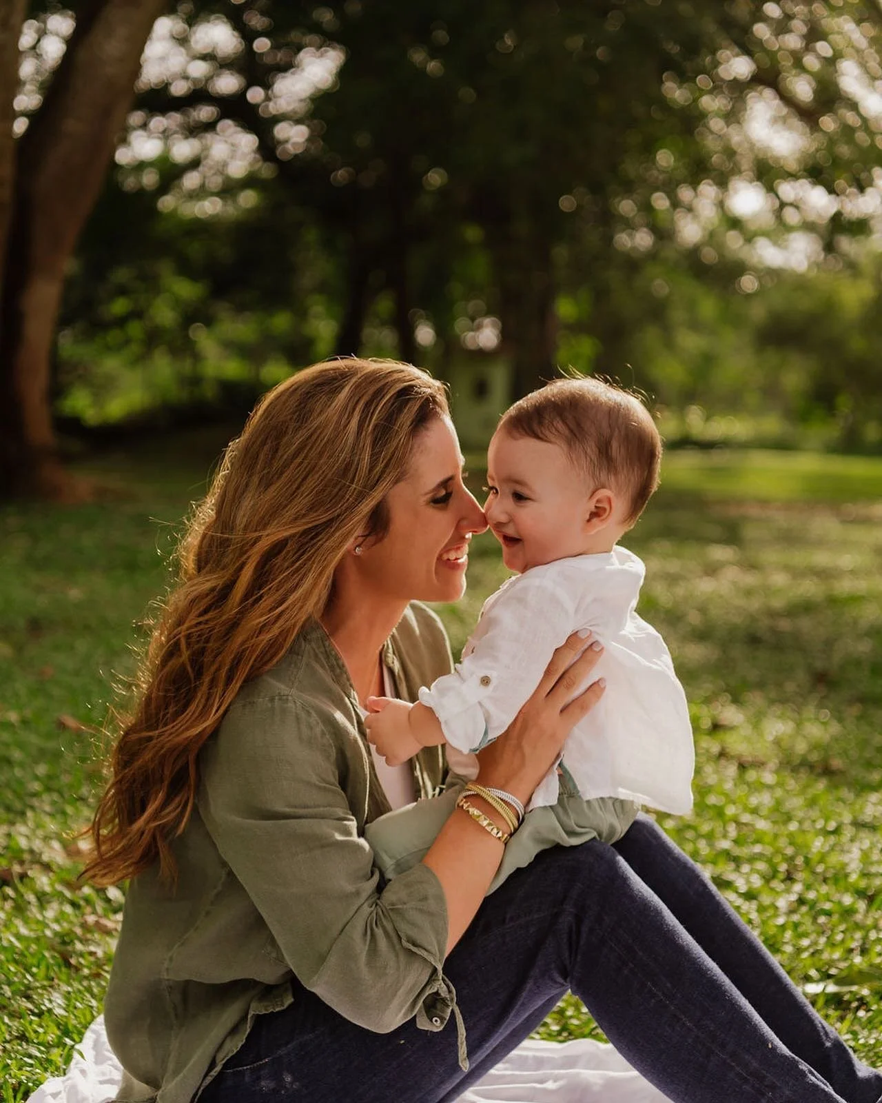 Encasillamos la crianza, la definimos rigurosamente, la empaquetamos muy bonita par as&iacute; vend&eacute;rselas a madres que buscan hacer un buen trabajo. 

A madres que ilusoriamente se les ha vendido esta idea de que existe una &uacute;nica forma