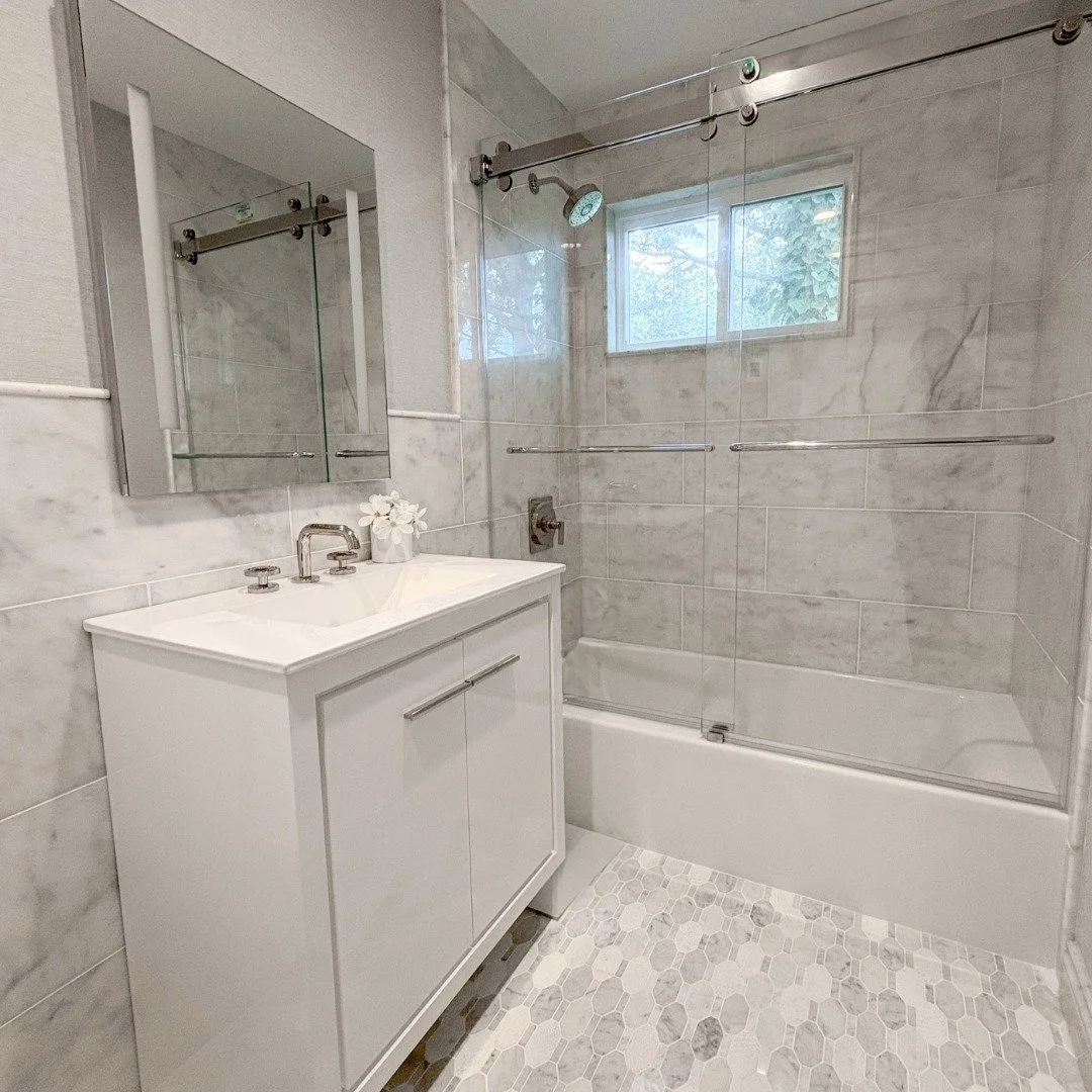 🚿✨ Hallway Bathroom Glow-Up ✨🚿 This hallway bathroom got the full refresh it deserved! Now it’s a modern retreat with clean lines and a calming palette that makes even a quick hand wash feel luxurious. Small space, BIG impact 💫
#BathroomRen