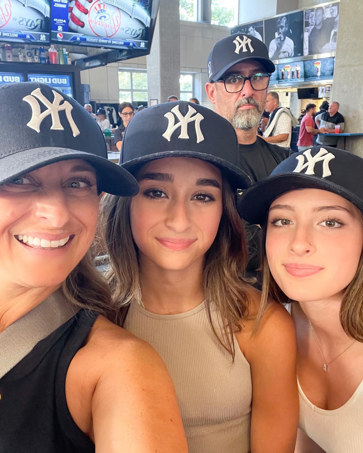 💙🤍 
@bcrdllc you love us
.
.
.
#yankeestadium #yankeefans #momlife #girlmom #familyselfie #girldad