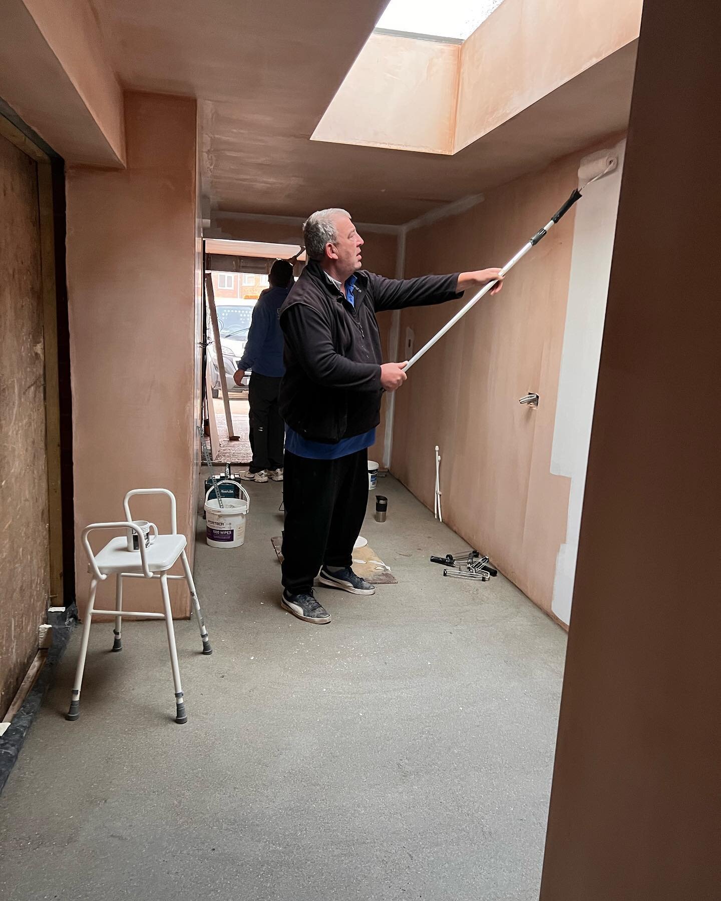 Plastering all completed and insulation and screed put down , painting and skirting boards going on in this week , this extension is starting to look more and more like a home.
#home #painting #decoration #screed #plastering #white #onthetools #worki