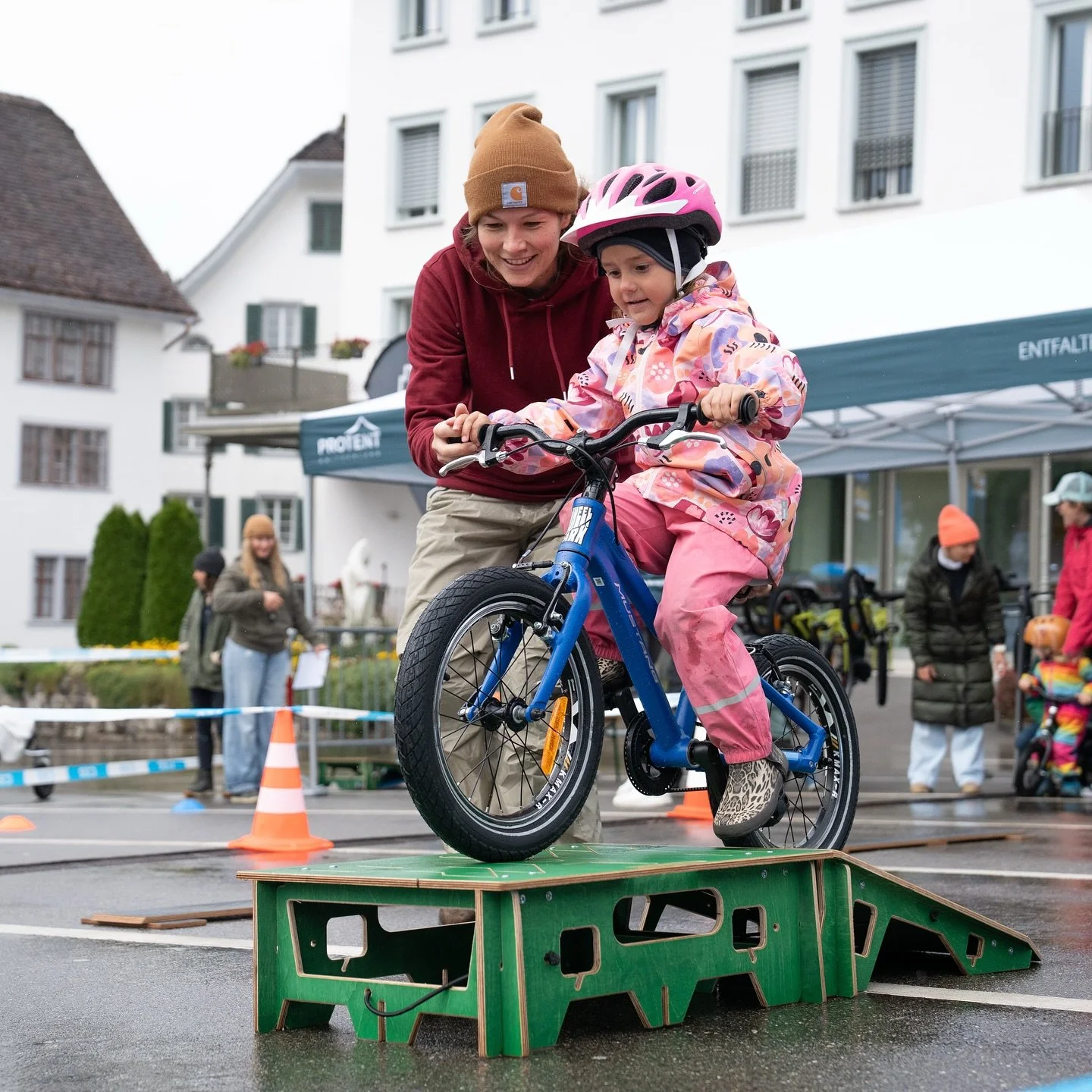 Eindr&uuml;cke aus der Family Zone am @bikeside_mtb_festival in Einsiedeln. 🎊

Die wichtigsten Rennen fanden (nat&uuml;rlich😉) bei uns statt, mit super motivierten Kids, die dem Wetter trotzten und mit Spass und Ehrgeiz die Runden im Parcours dreht