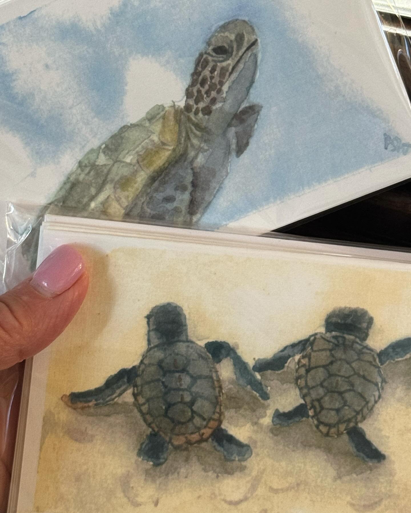 Need adorable sea turtle cards for your correspondence needs?? ✍🏻

OF COURSE YOU DO! 👏🏻👏🏻👏🏻

Reach out to my friend, Anita, at @dandelionlanding to purchase. 🫶🏻 These are sold in packs of 4, each card featuring a different watercolor paintin
