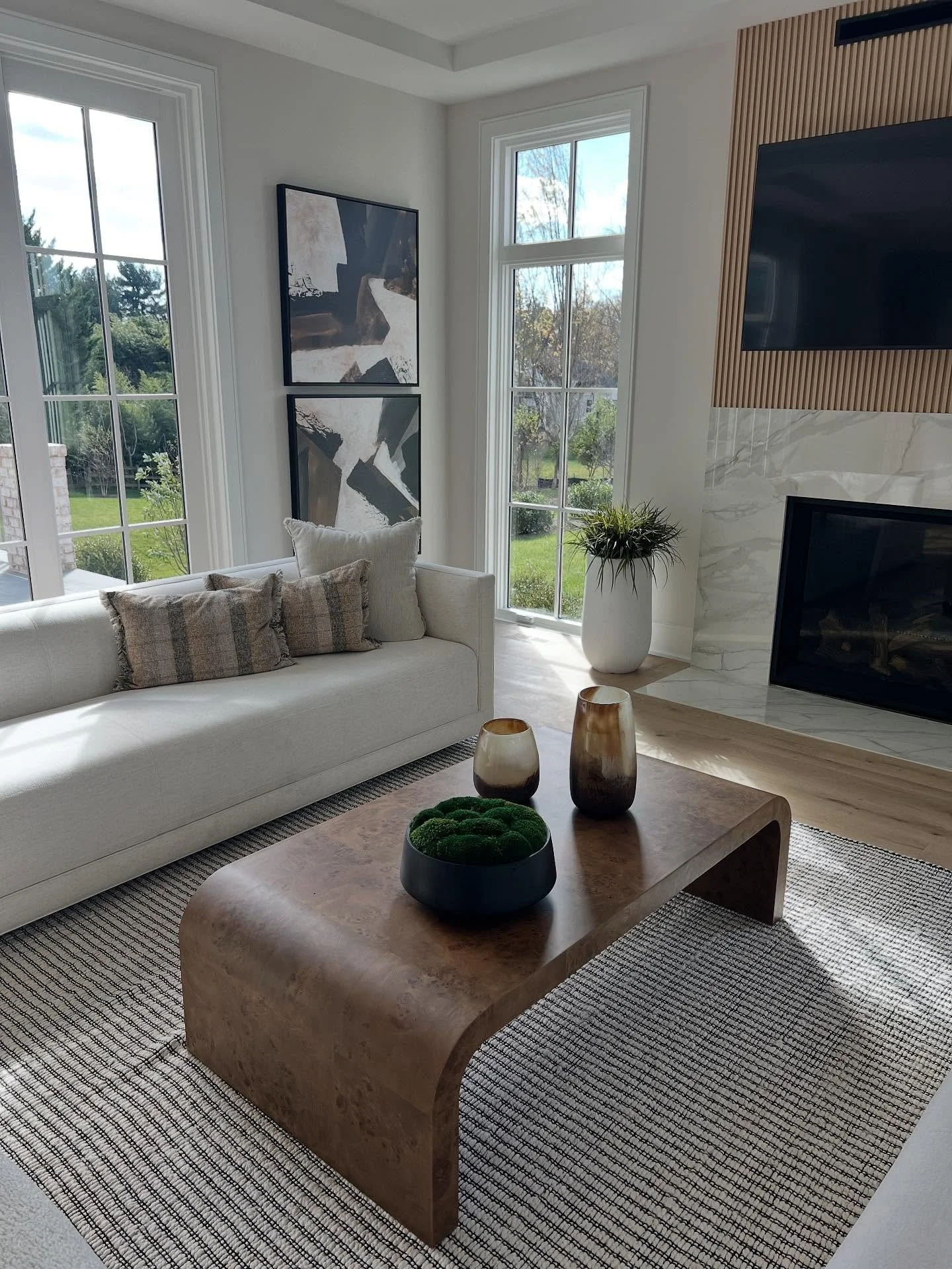Lines, lines, lines&hellip;.

Staging is not just about pretty things. 😉

#leslieandersoninteriors 
#homestaging
#interiors #awardwinningdesigns #homes #family #comfortableliving #cozy #interiorstyling #designthatworks #nova #northernvirginia
#luxur