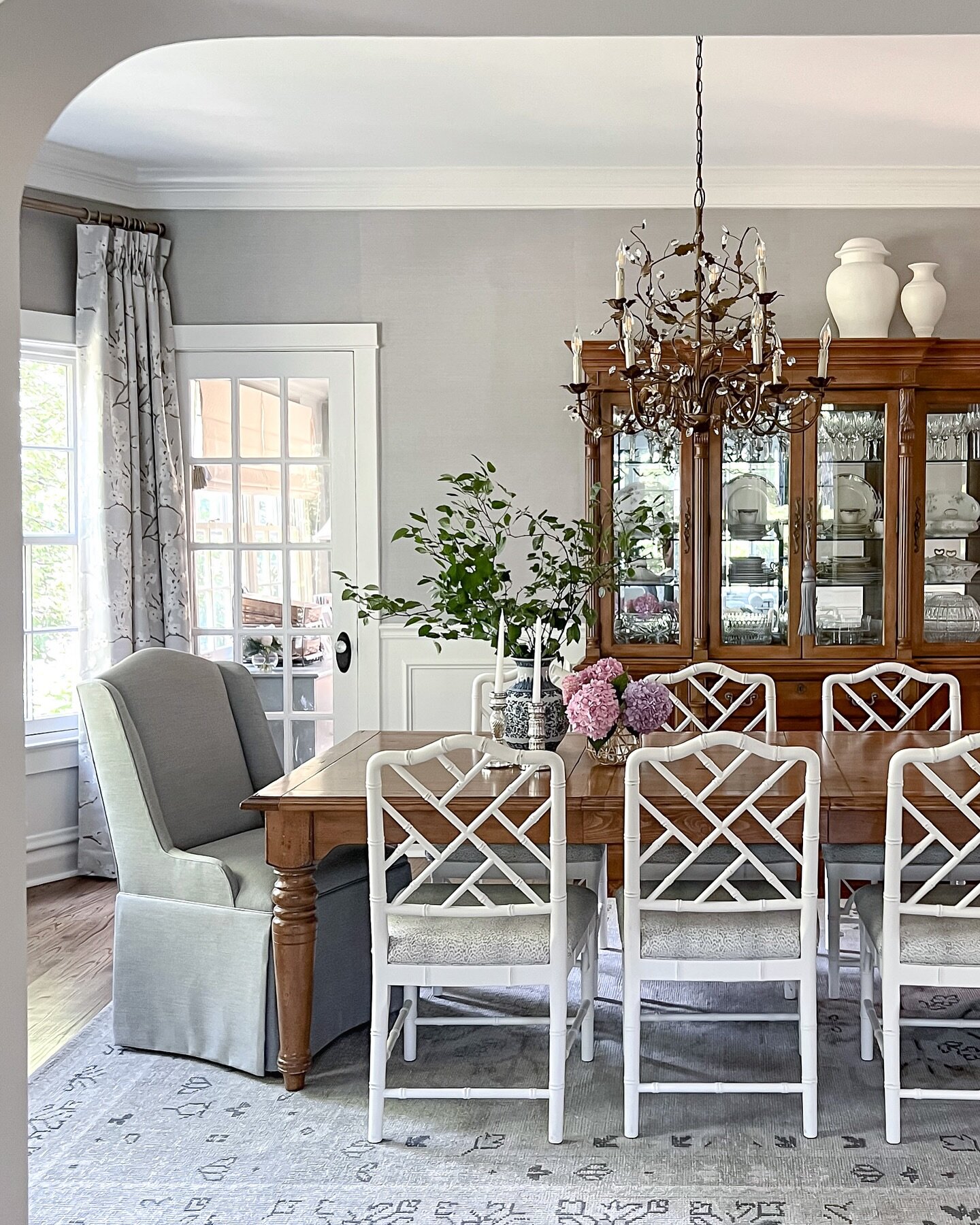 Happy Easter to all those celebrating today! 🌷#SDClassicSouthernOnElmwood @steffanie_danby_interiors 
.
.
.
#diningroomdesign #diningroominspo #traditionalhome #southernliving #classicinterior #designlovers #mytradhome #bhilivebeautifully #historich