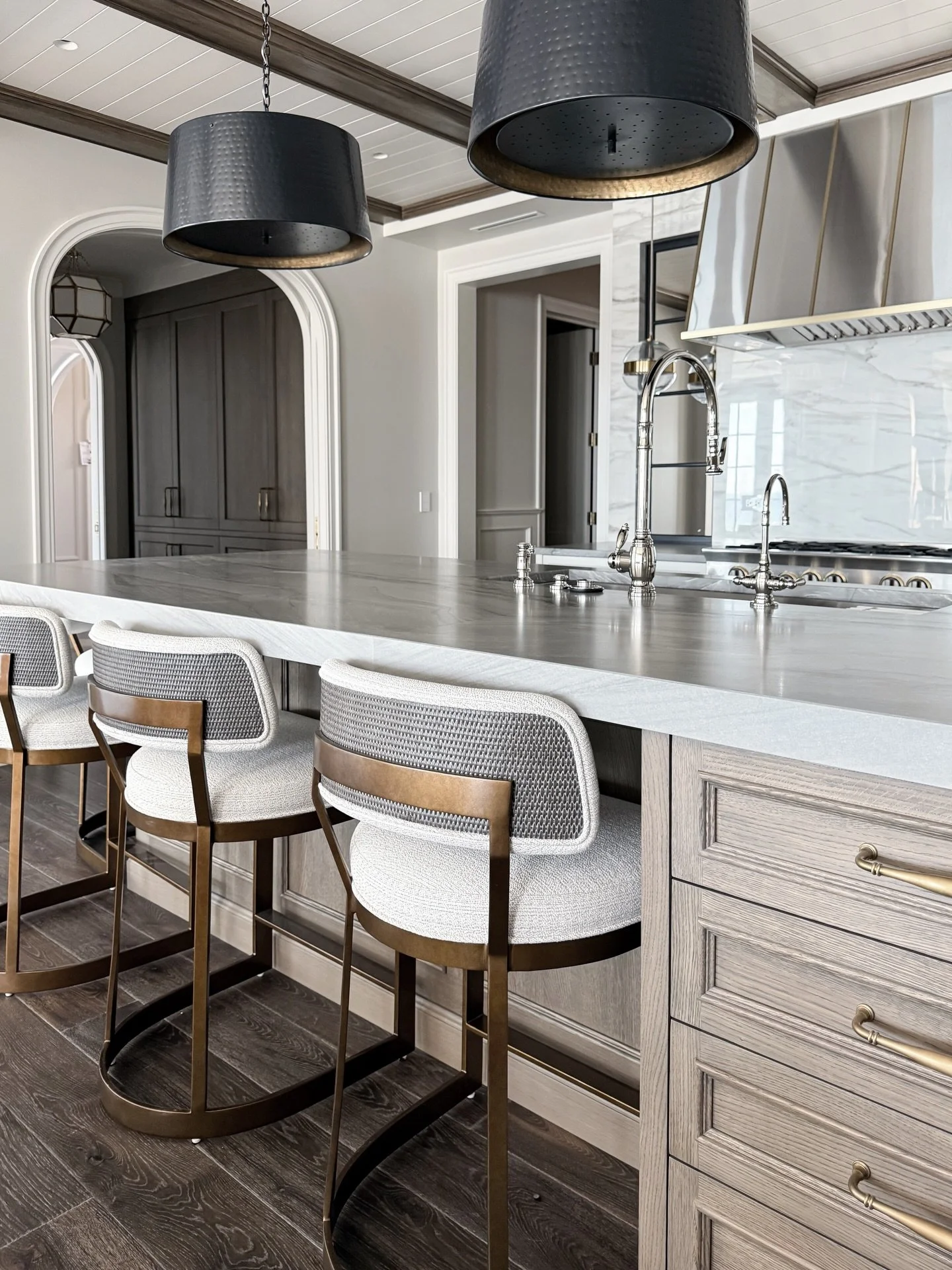 💡Designer Tip: mix metals, wood tones, and stone to create a curated, warm, and elevated look. #SDHistoryInTheRemaking 

Architect: @cookarchds 
Builder: @smartbuilderschicago 
Kitchen Design/Cabinetry: @change_design_group 
Interior Design: @steffa